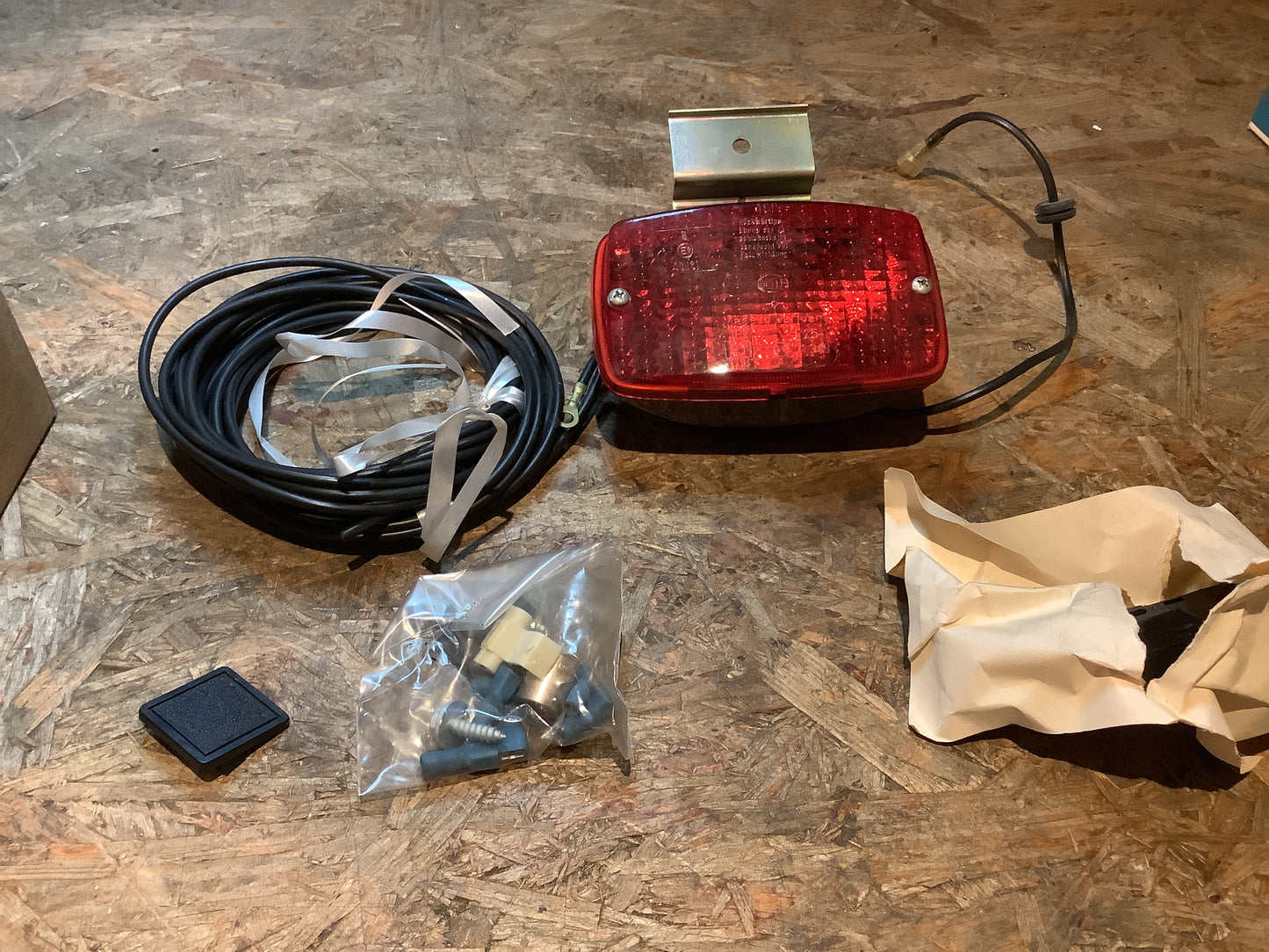 Opel Kadett E, Ascona C Nebelschlussleuchte-Set mit Kabel und Schalter Original GM NEU