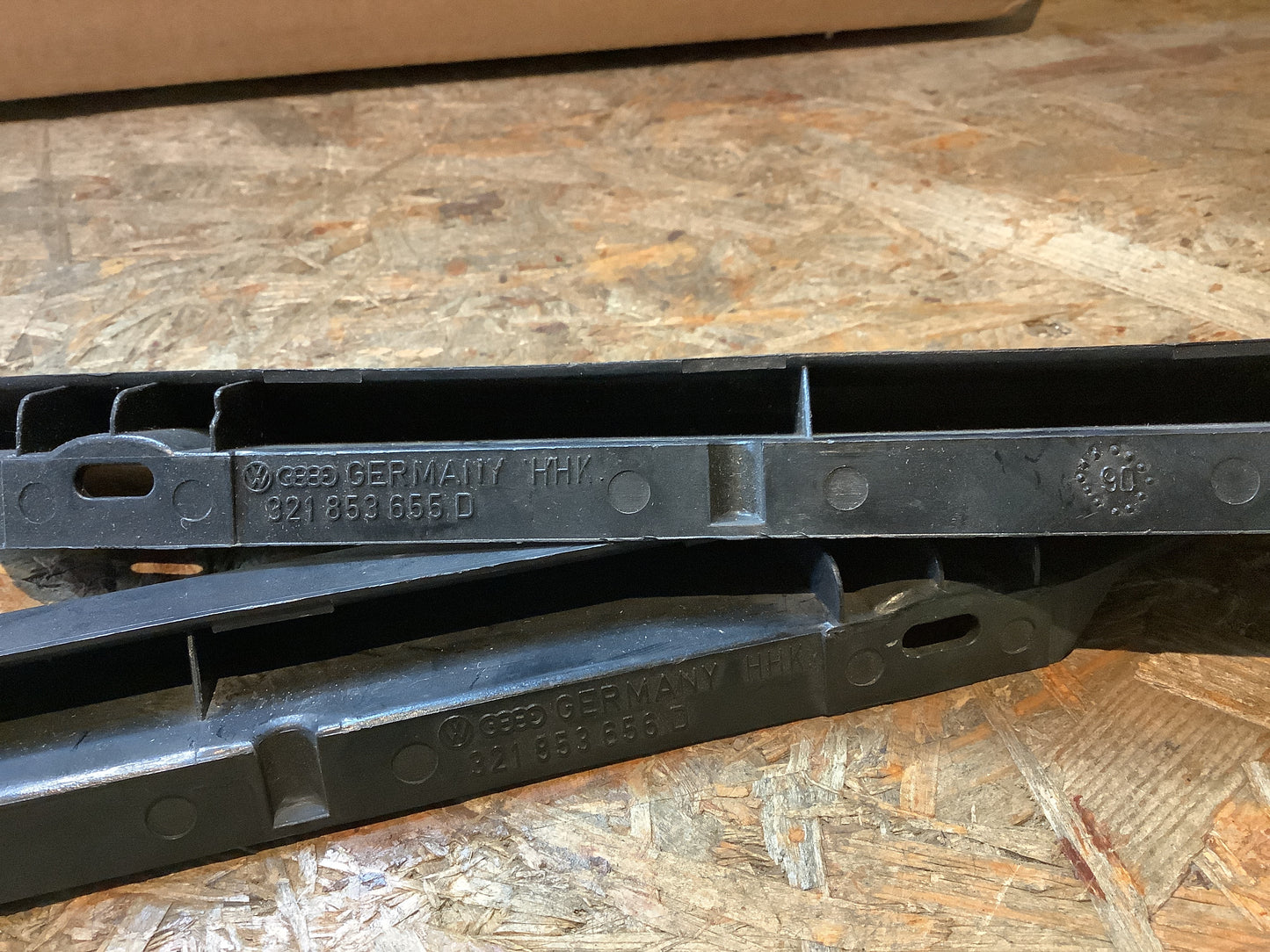 VW Passat 32b Kühlergrill Leistensatz L/R Original VW NEU