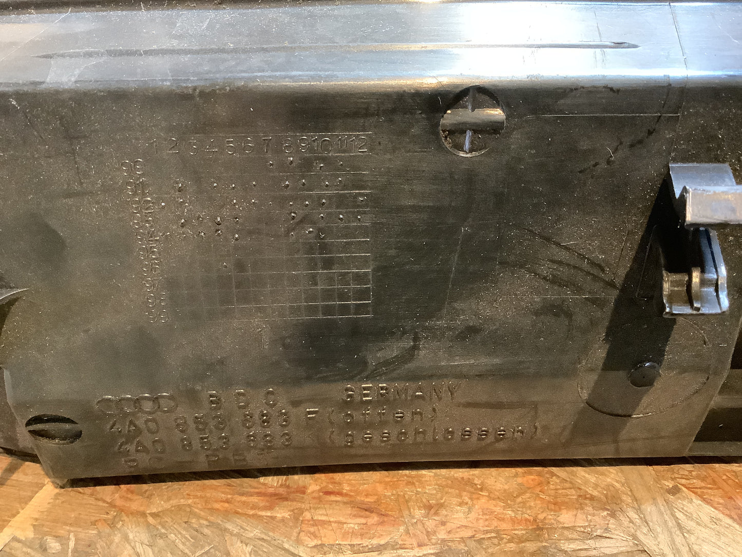 Audi 100/C4 Stoßstangengitter vorne links Original Audi NEU