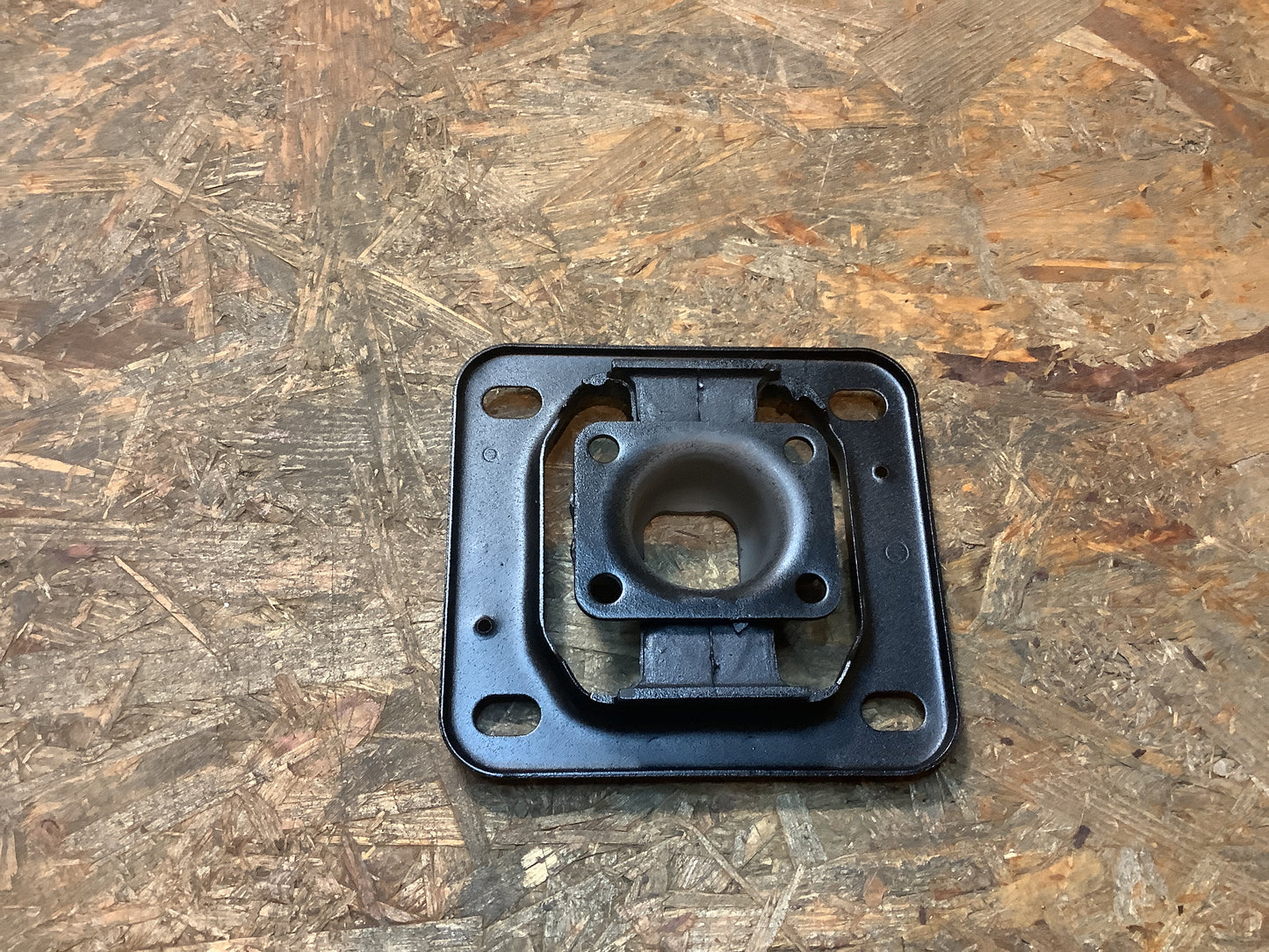 Mitsubishi Chariot Isolator, Schalthebelabdeckung Original NEU