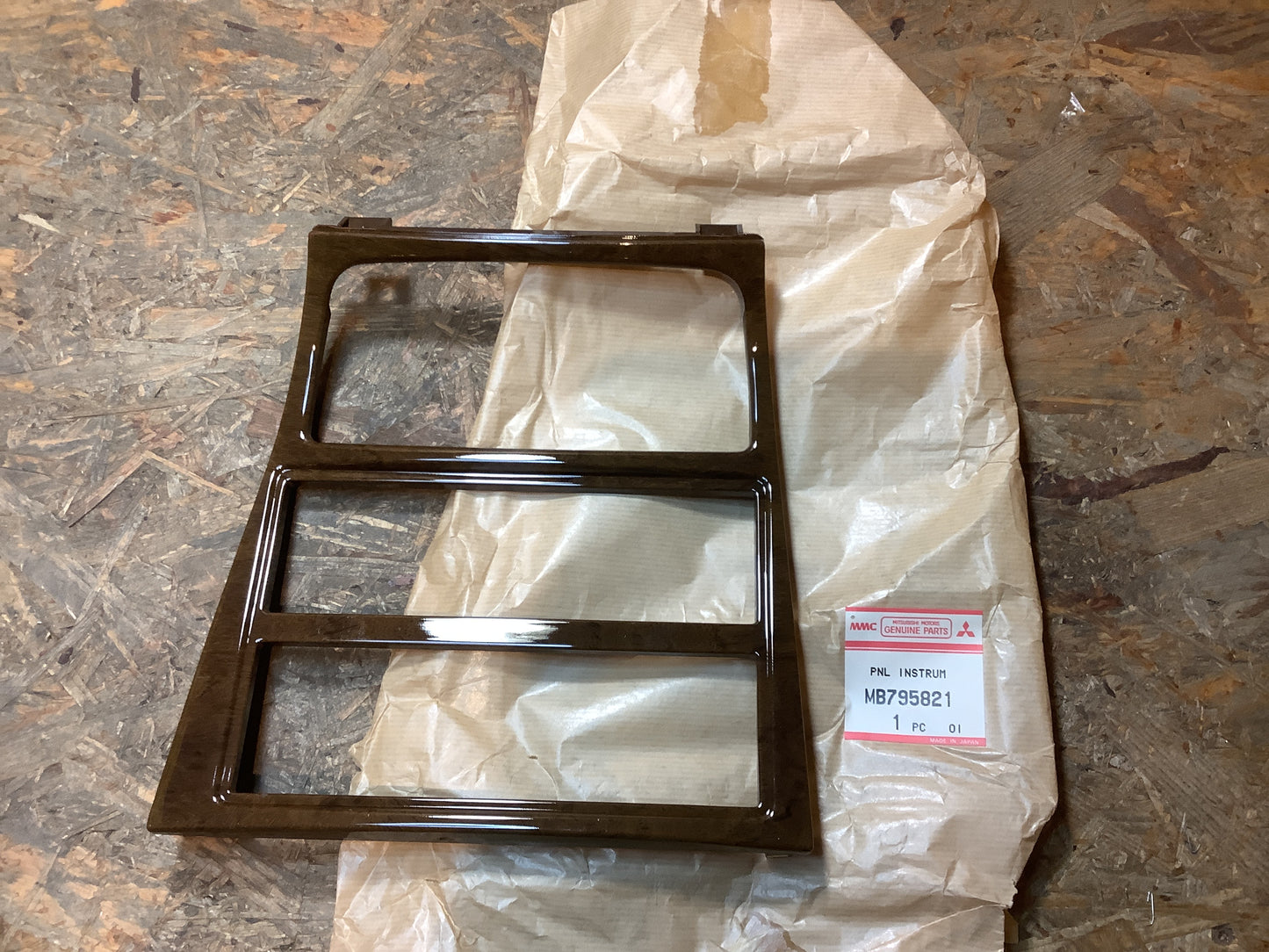 Mitsubishi Sigma Bj. 91-96, F16A Abdeckung, Konsole Original Mitsubishi Sigma NEU