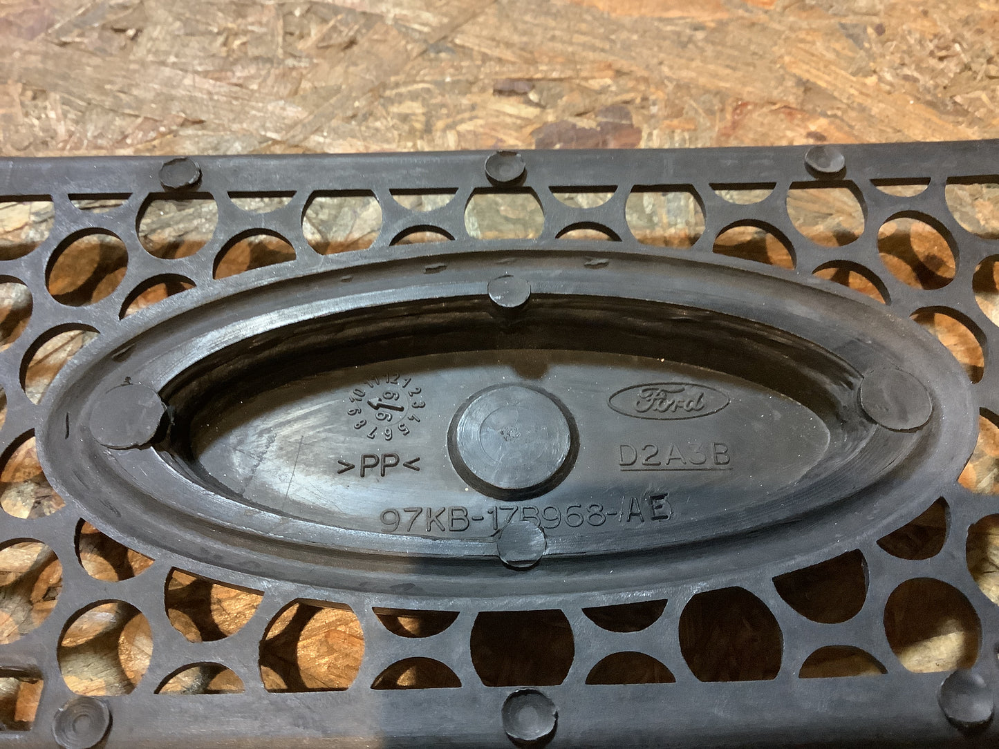 Ford KA, 1.3L Kühlergrill-Gitter, mit Emblem (Emblem siehe Bild) Original Ford NEU
