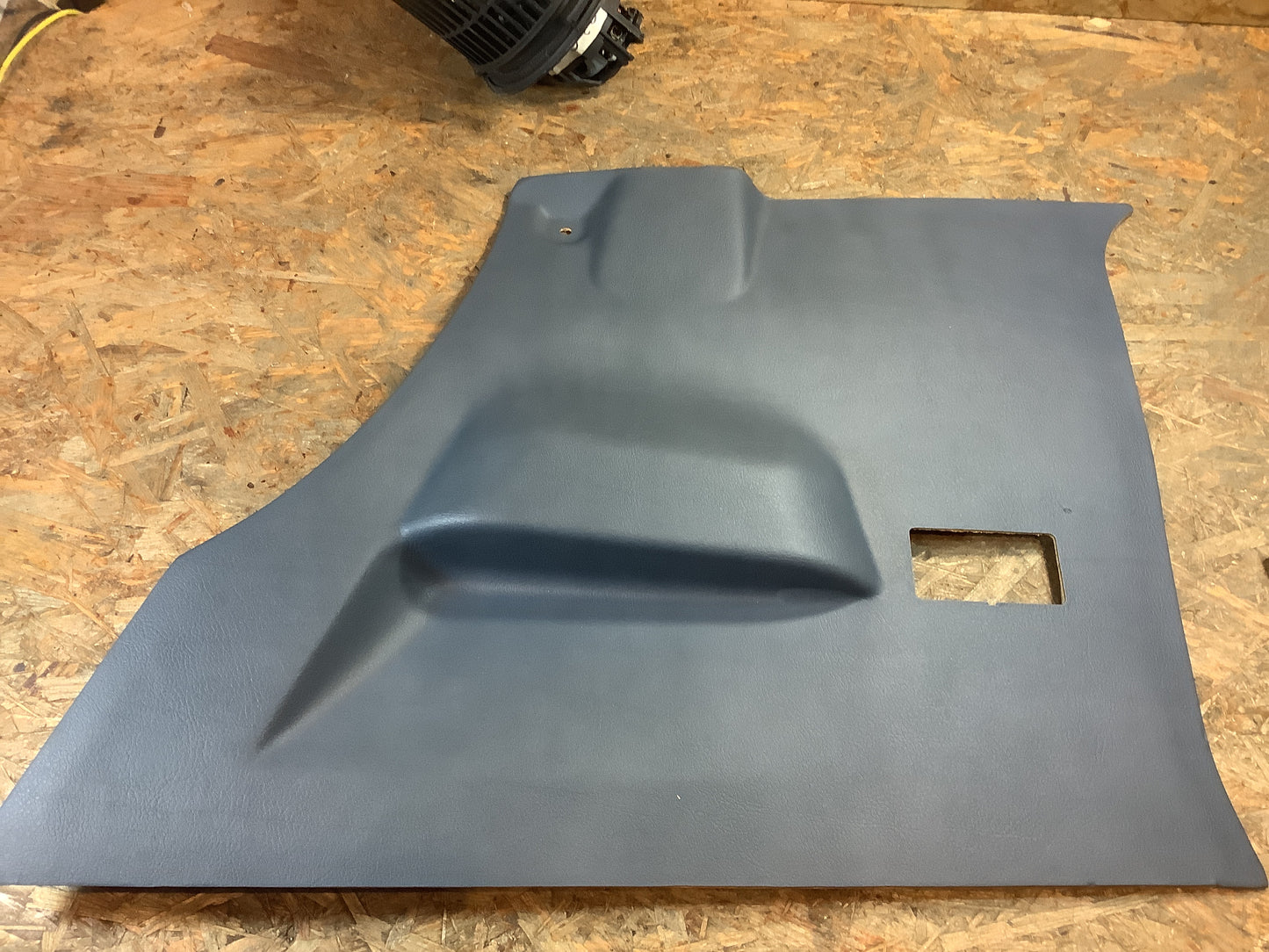 Opel Kadett E Verkleidung hinteres Seitenteil vorne rechts, blau Original GM NEU