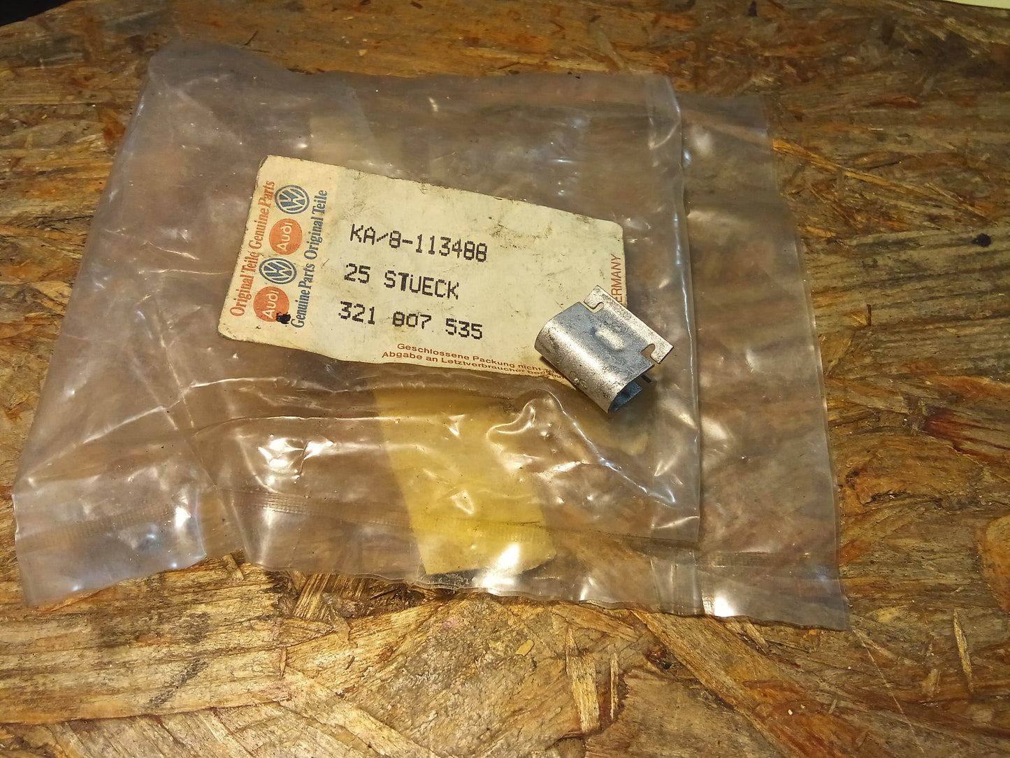 VW Passat Halteklammer Radkasten original VW NEU aus Altbestand