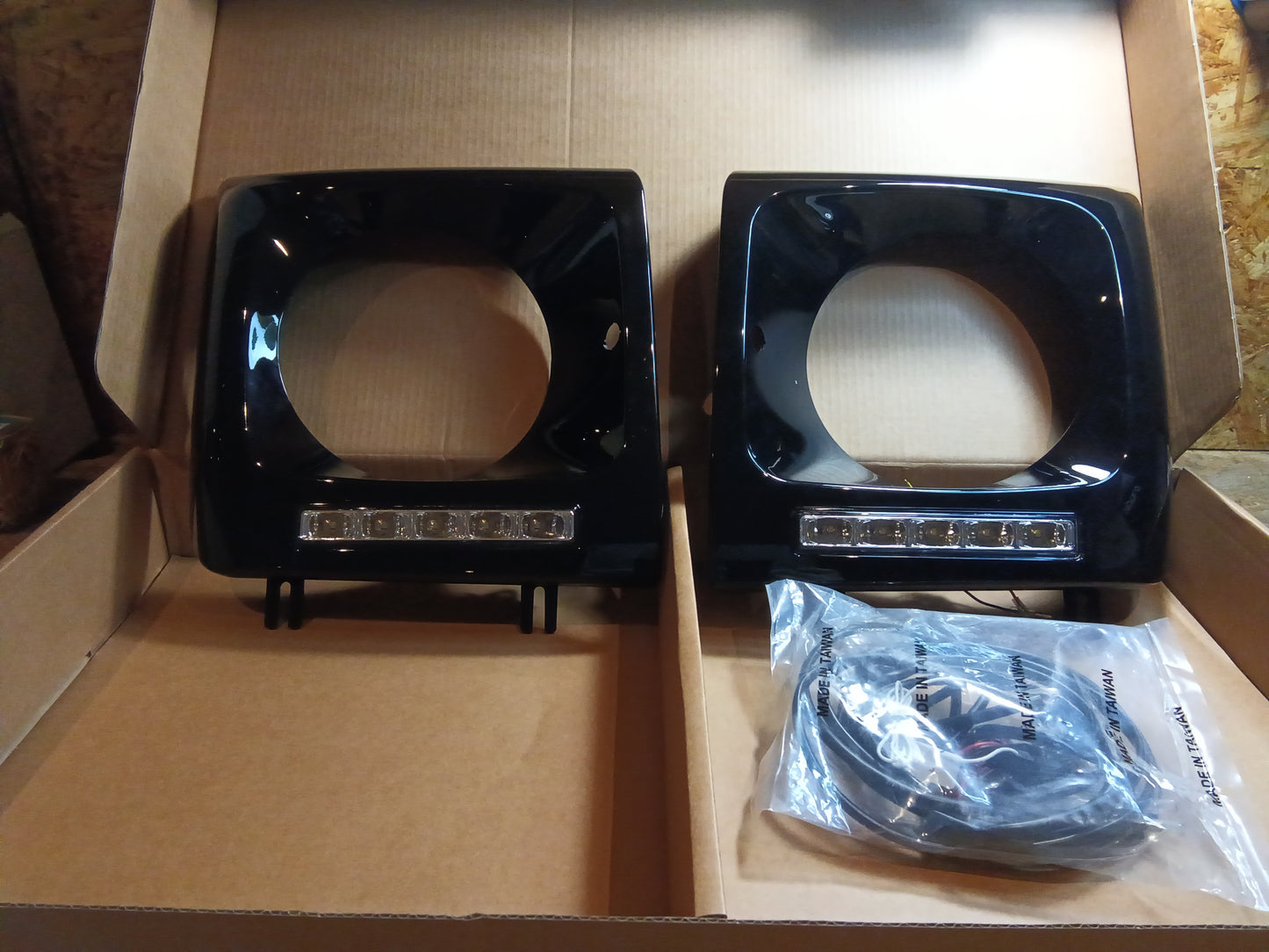 Tuning-Tec LED Tagfahrlicht Scheinwerferrahmen für Mercedes Benz G-Klasse W463/W461 01-12 schwarz (hochglanz)