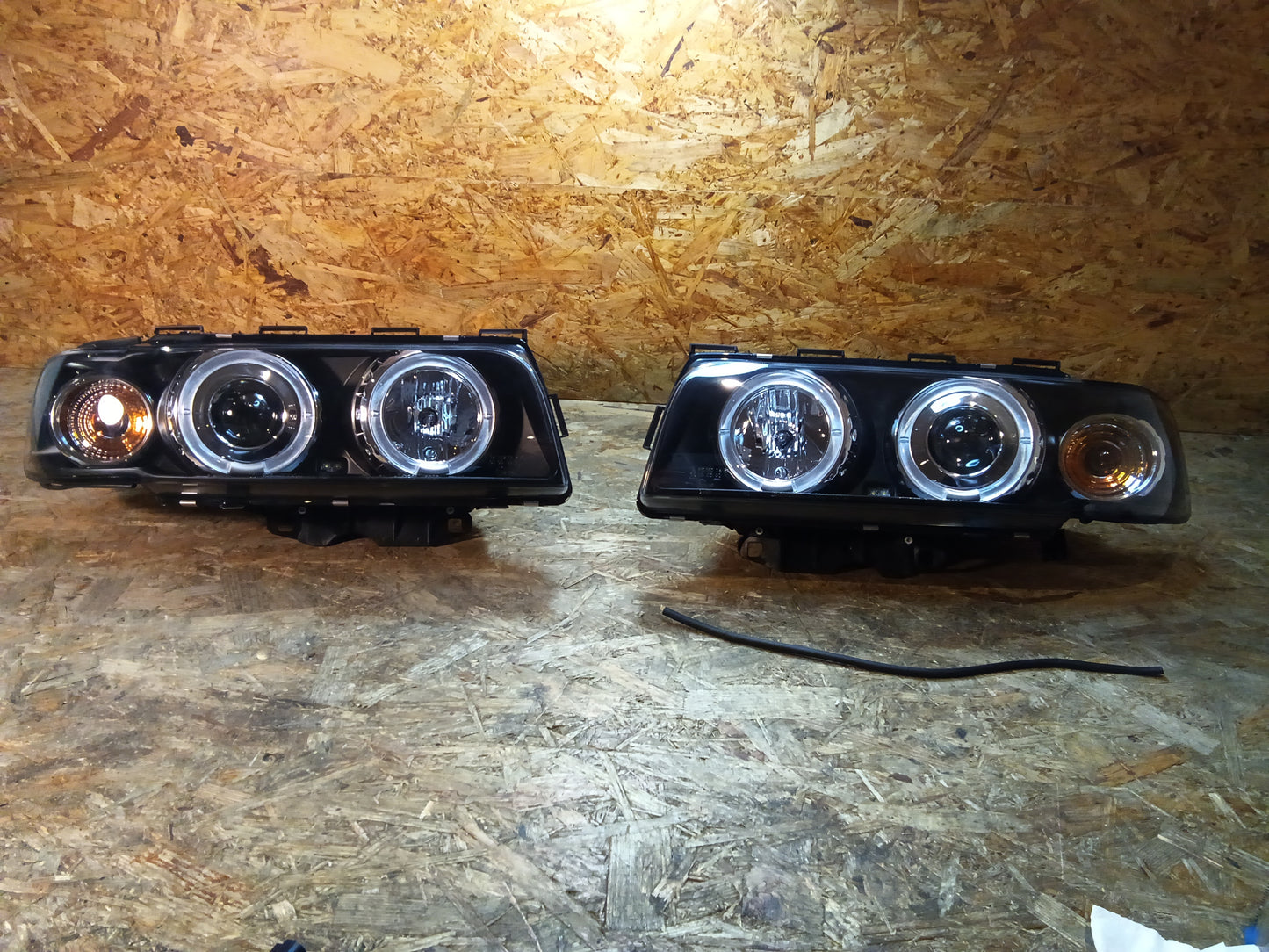 Tuning-Tec LED Angel Eyes Scheinwerfer für BMW 7er E38 94-98 schwarz (LPBM37) !AUSSTELLUNGSSTÜCK! Dichtung muss neu besfestigt werden!