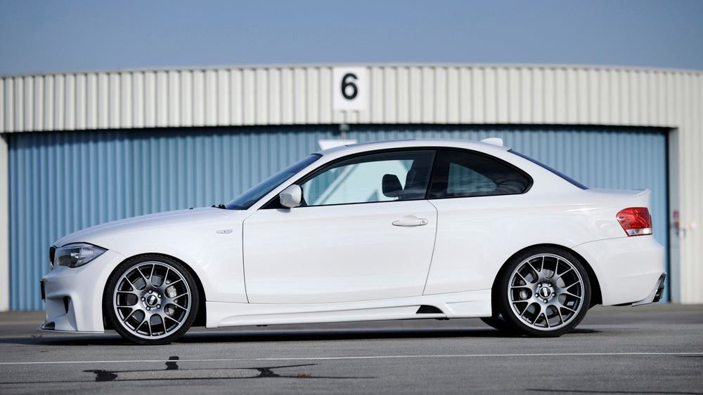 BMW 1er E81 (187/1K2/1K4) Rieger Spoilerstoßstange für hohe Version der SWRA ABS, für Fzg. mit Scheinwerferreinigungsanlage,
inkl. Montagezubehör, Alugitter, ABE