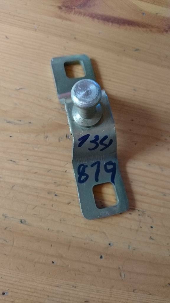 Kadett E Schließbolzen Rückwand Tür neu original GM