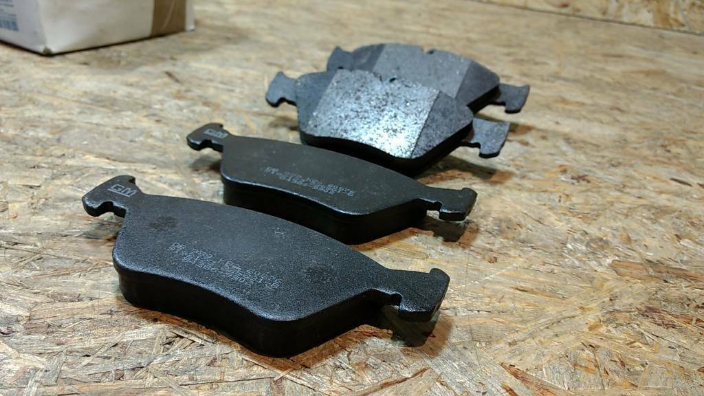 Original GM Opel Bremsbeläge vorne Calibra Omega B Vectra A NEU