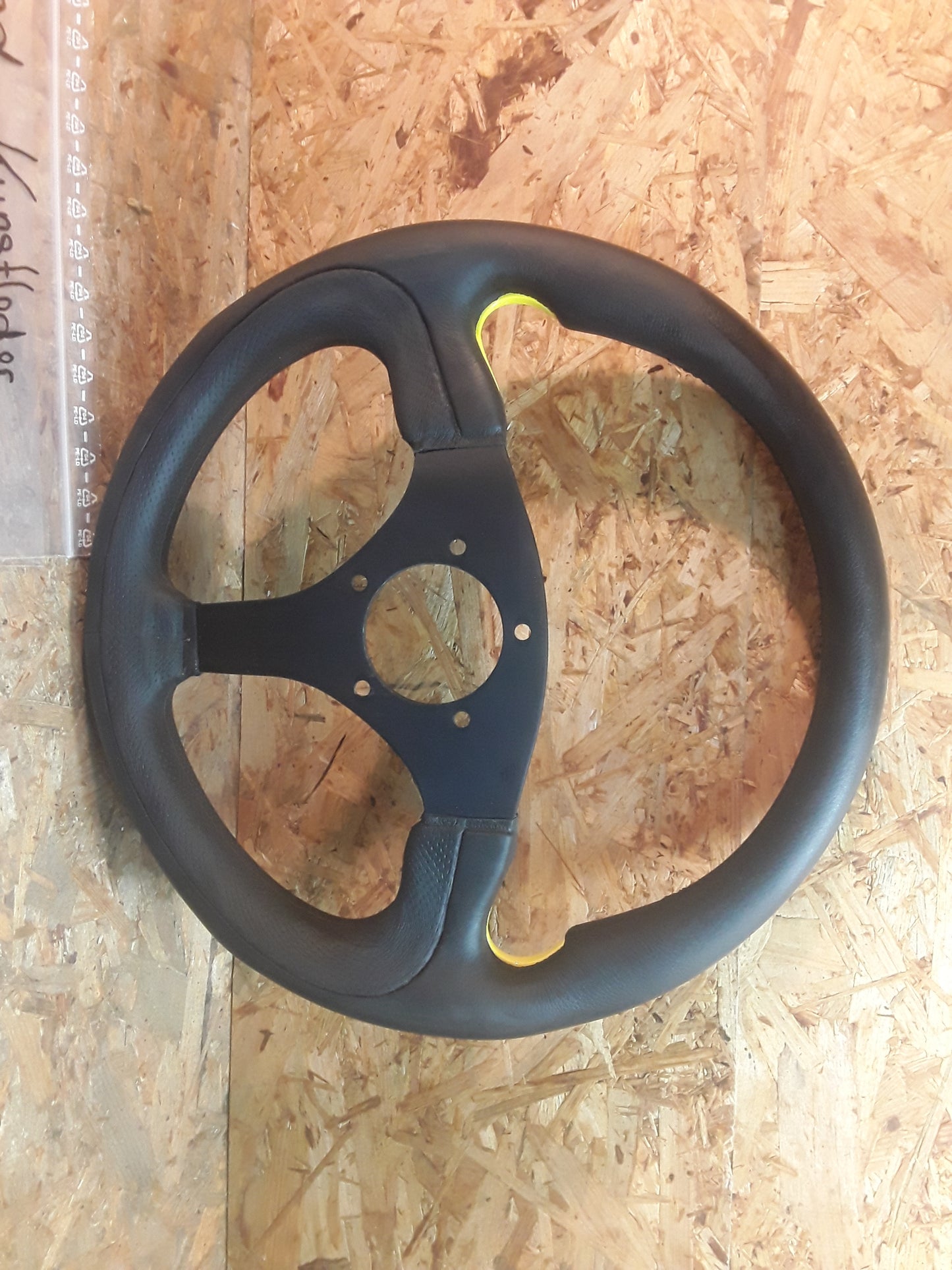 Diverse Fahrzeuge Sportlenkrad Kustleder schwarz-gelb 33cm Durchmesser ohne KBA Nummer NEU