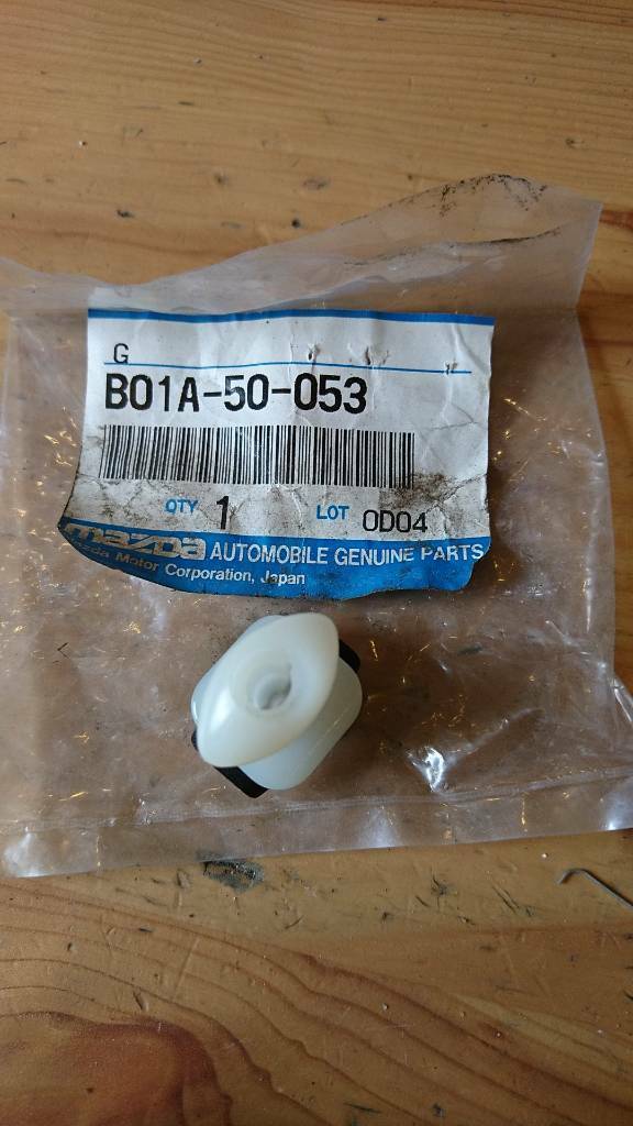 Mazda 626 Stoßstangen Clip hinten neu original