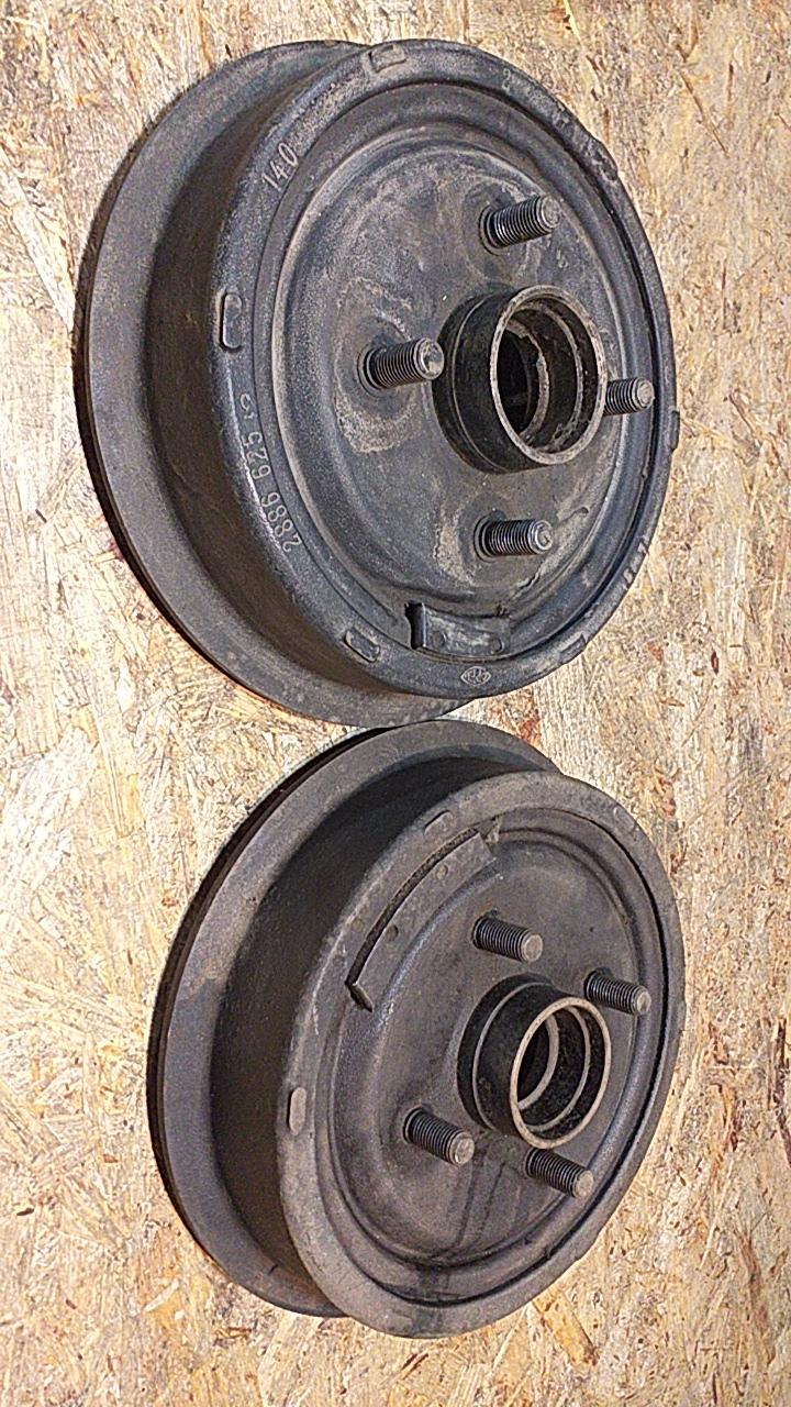 Kadett B Set Bremstrommeln mit Stehbolzen Vorderachse original Opel NEU