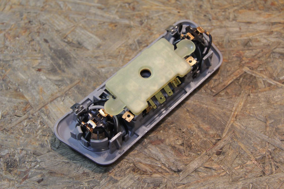 Original GM Opel Innenraumleuchte mit verzögerter Ausschaltung pastellgrau Farbkomb, 055, 155, 455, 595 90260795 Omega A ...