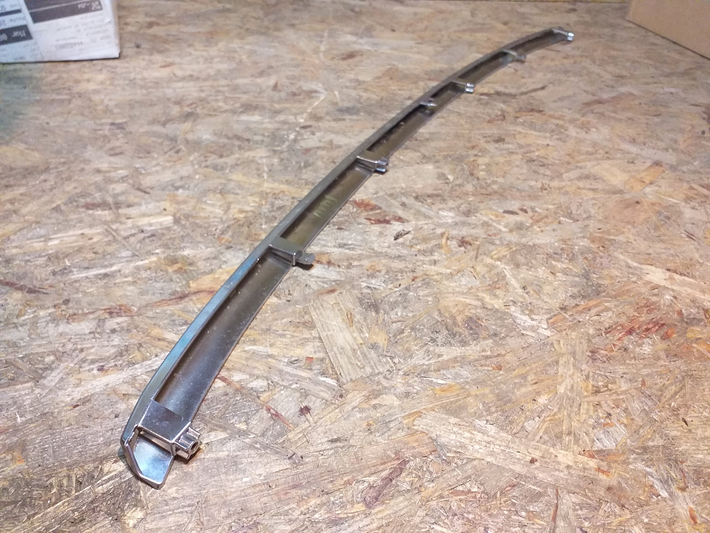 Suzuki Vitara Zierleiste an Kühlergrill original Suzuki NEU