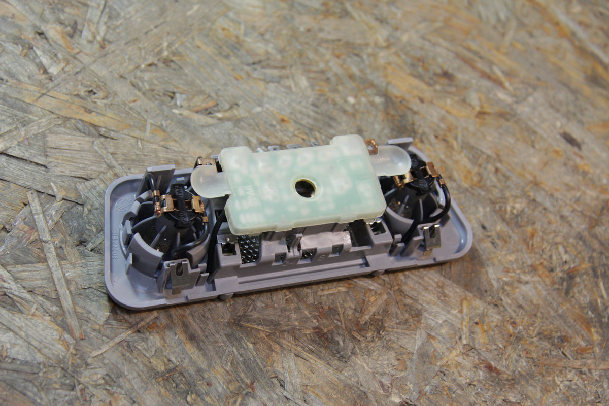 Original GM Opel Innenraumleuchte ohne Verzögerungsschalter pastelgrau 90262228 Omega A