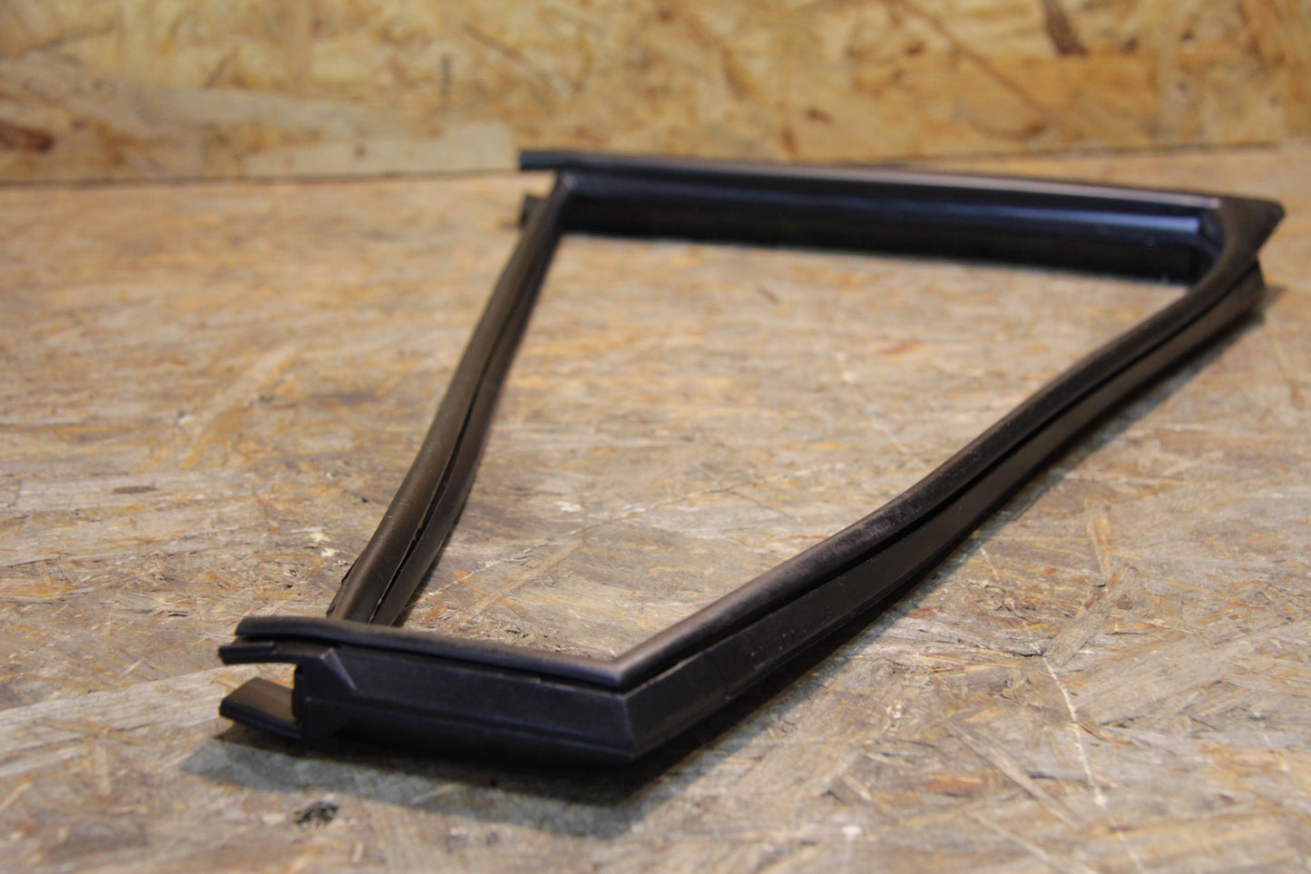 Original GM Opel Gummiabdichtung Hintertür an Dreieckfenster rechts (Beifahrerseite) 90143098 Corsa A Neu