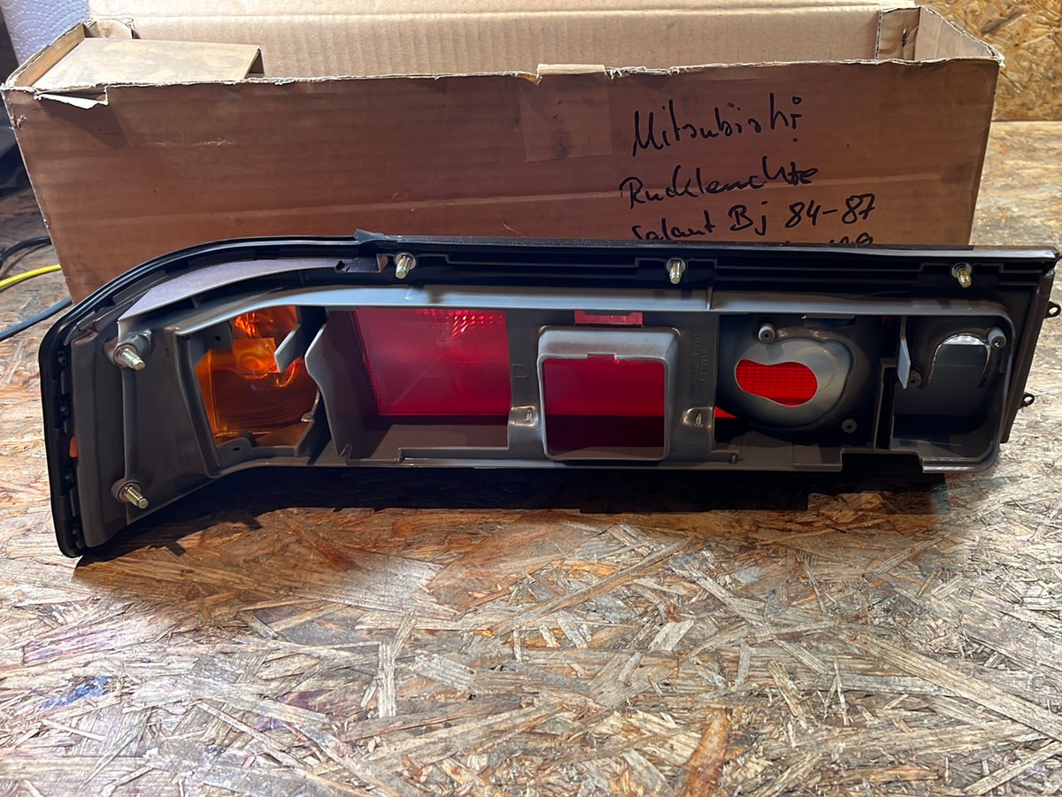Original Mitsubishi Galant 84-87 Rückleuchte MB541250