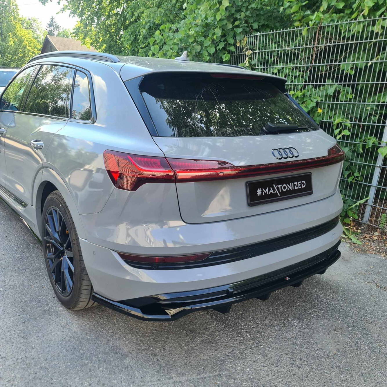 Maxton Spoiler CAP für Audi e-Tron S-Line schwarz Hochglanz