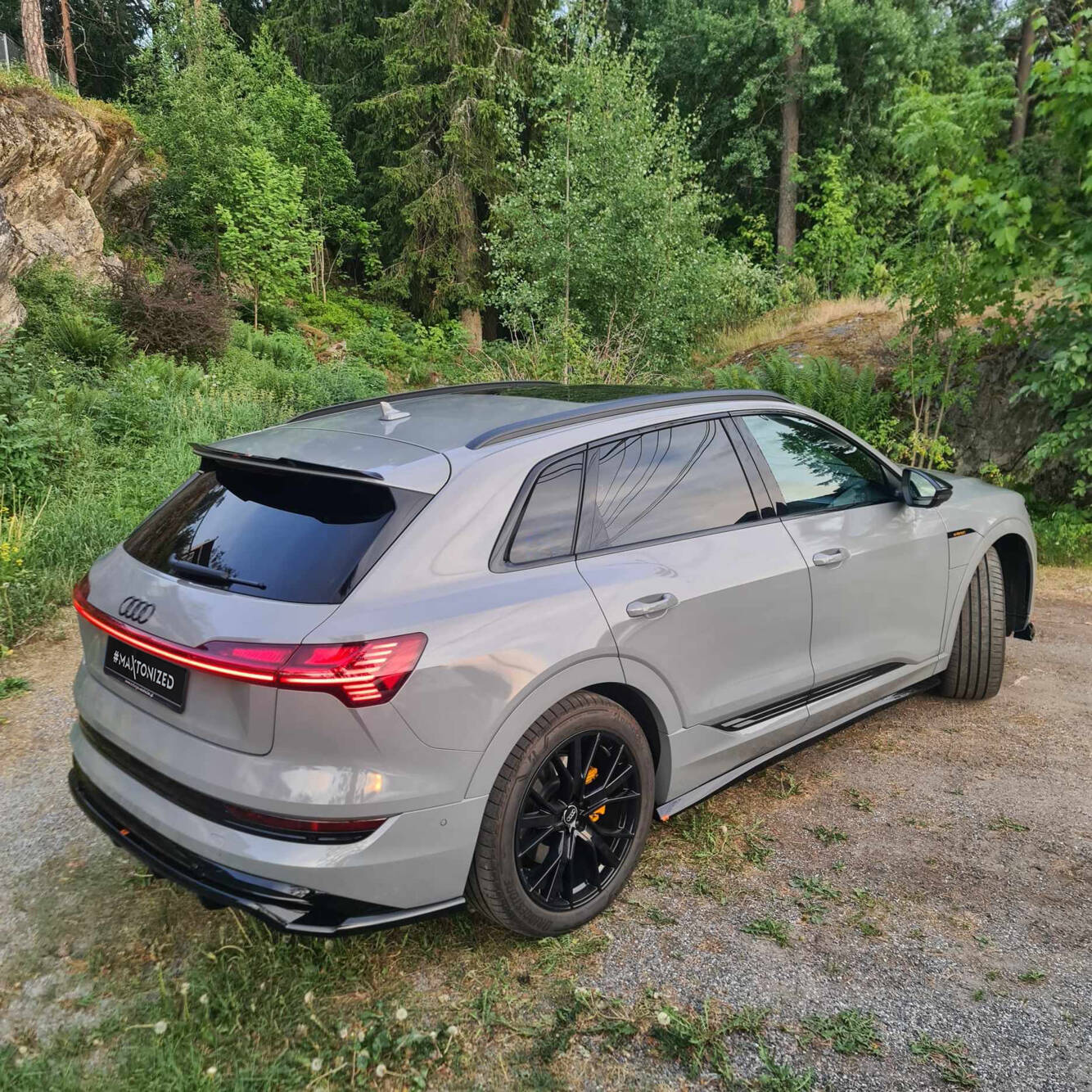 Maxton Mittlerer Diffusor Heck Ansatz DTM Look für Audi e-Tron S-Line schwarz Hochglanz