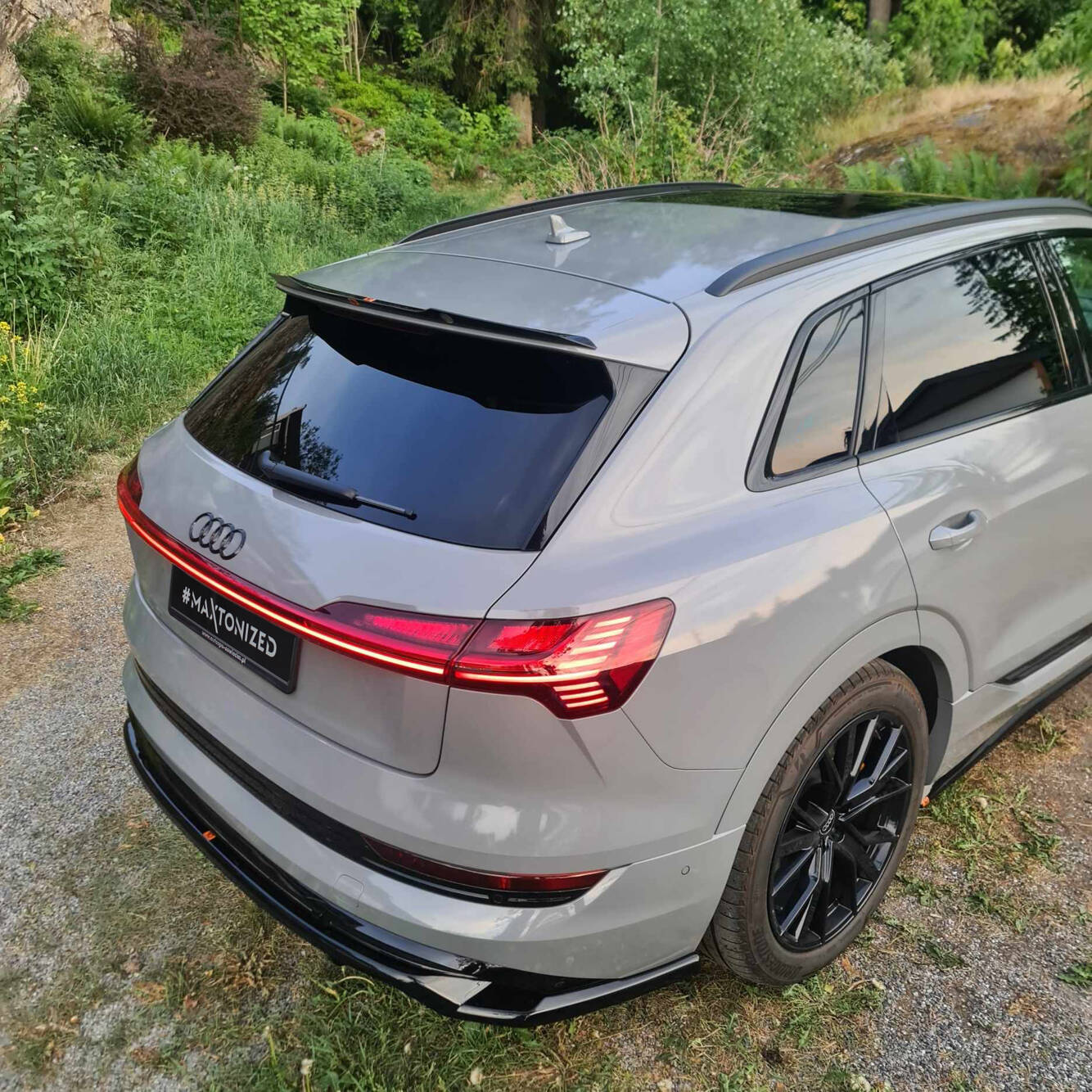 Maxton Mittlerer Diffusor Heck Ansatz DTM Look für Audi e-Tron S-Line schwarz Hochglanz