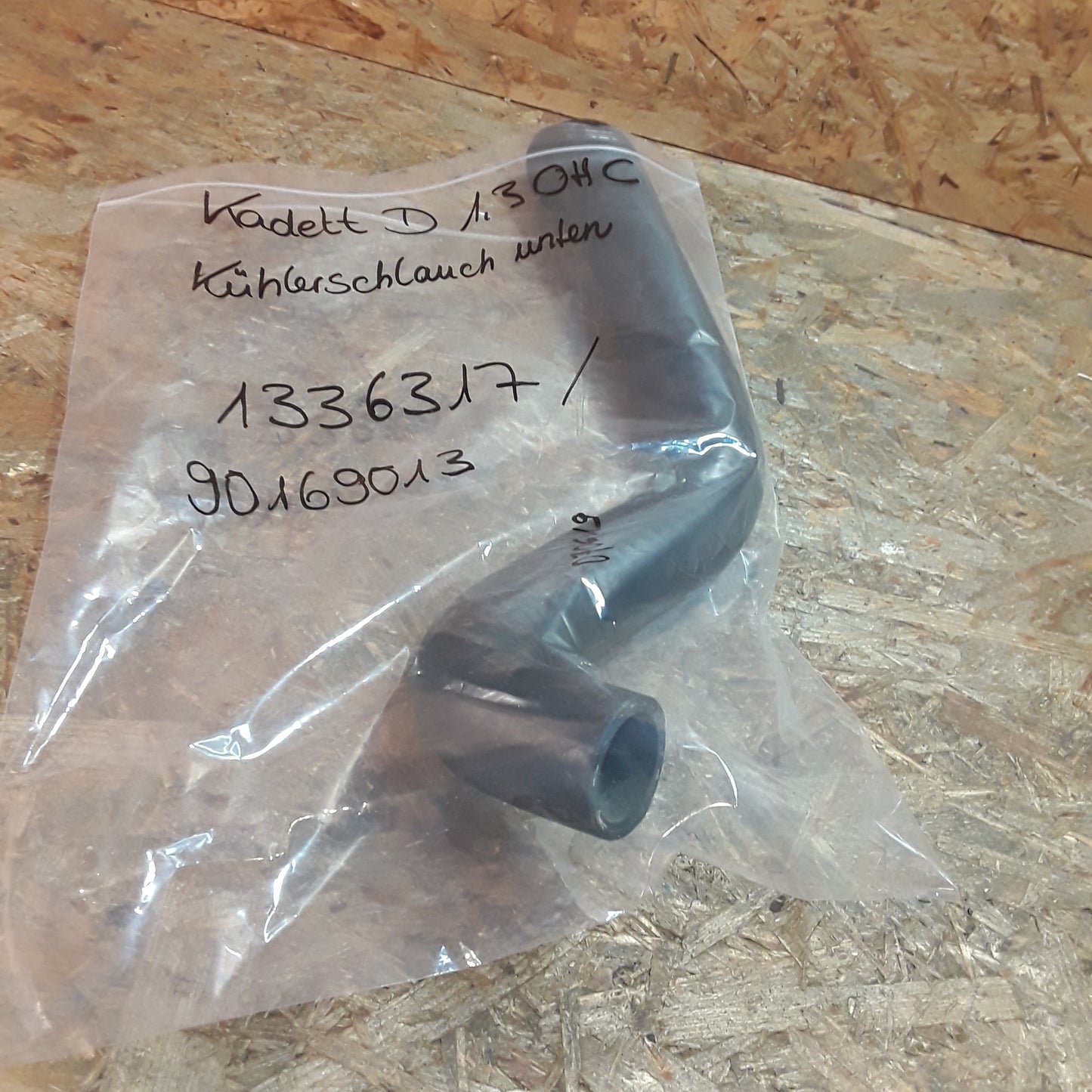 Kadett D 1,3 OHC Kühlerschlauch unten original GM Opel NEU
