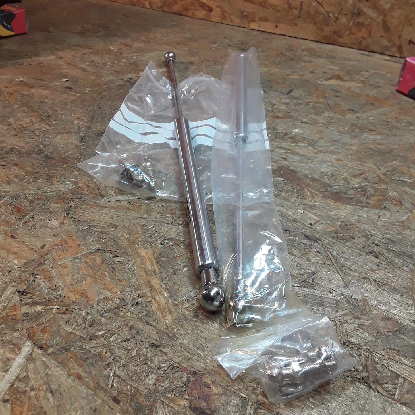 Corsa B Motorhaubenlift original INXX NEU