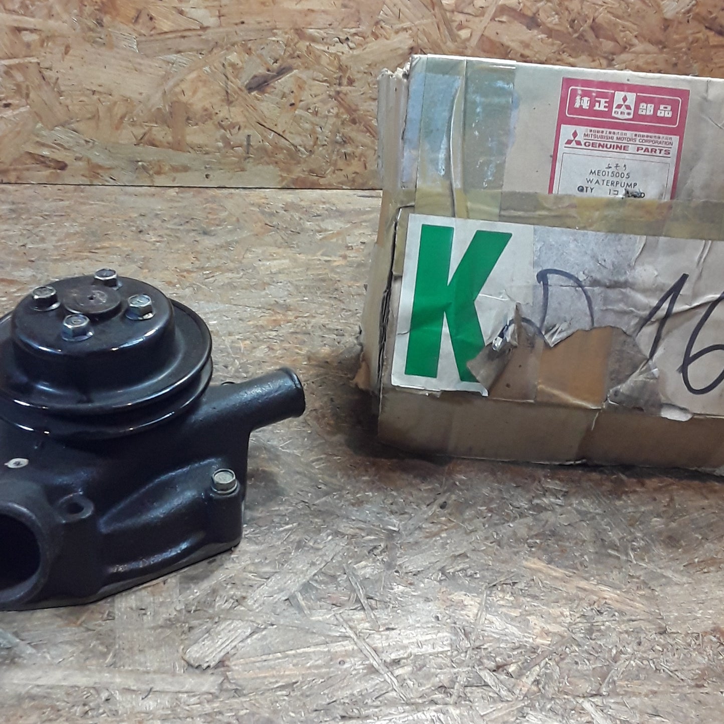 Mitsubishi Canter/Fuso/Rosa 4G30 3300ccm Wasserpumpe original Mitsubishi NEU