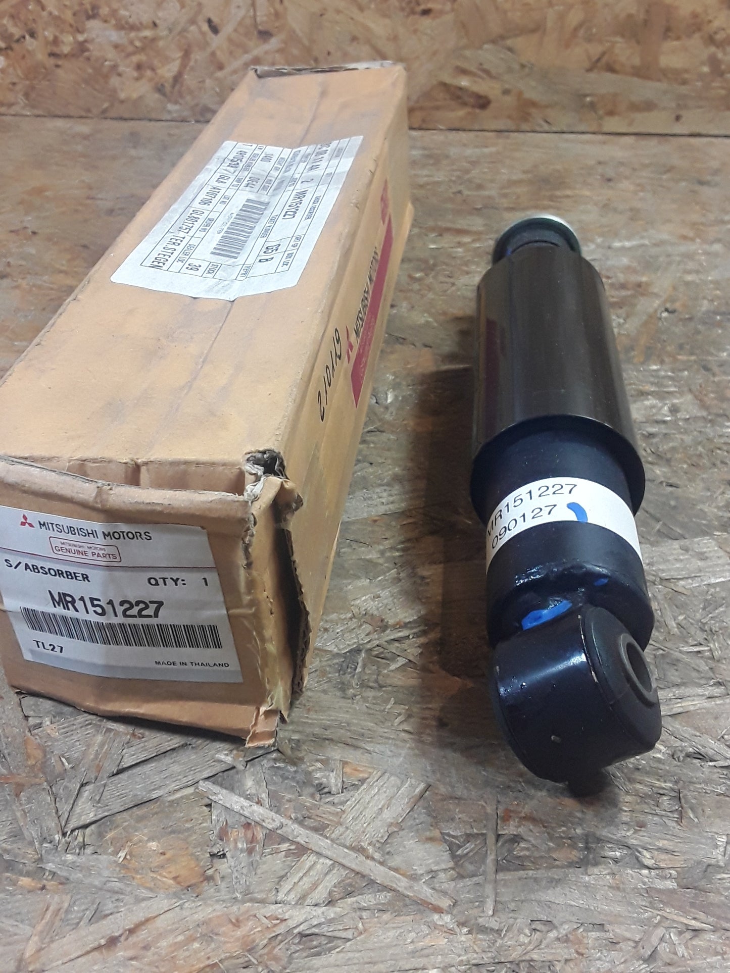 Mitsubishi L200 lll Bj 96-07 2,5DT Stoßdämpfer vorne original Mitsubishi NEU