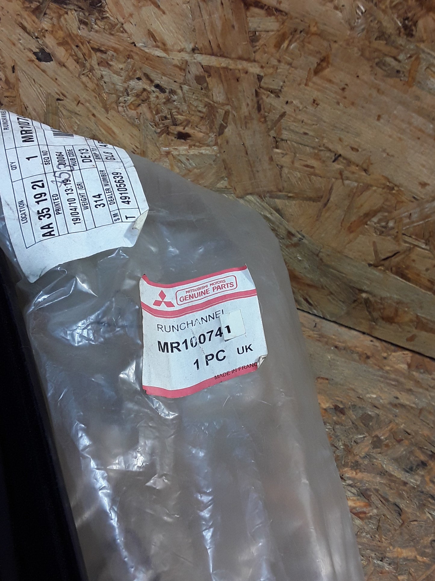 Mitsubishi Carisma LX Dichtung Fenster V.L original GM NEU