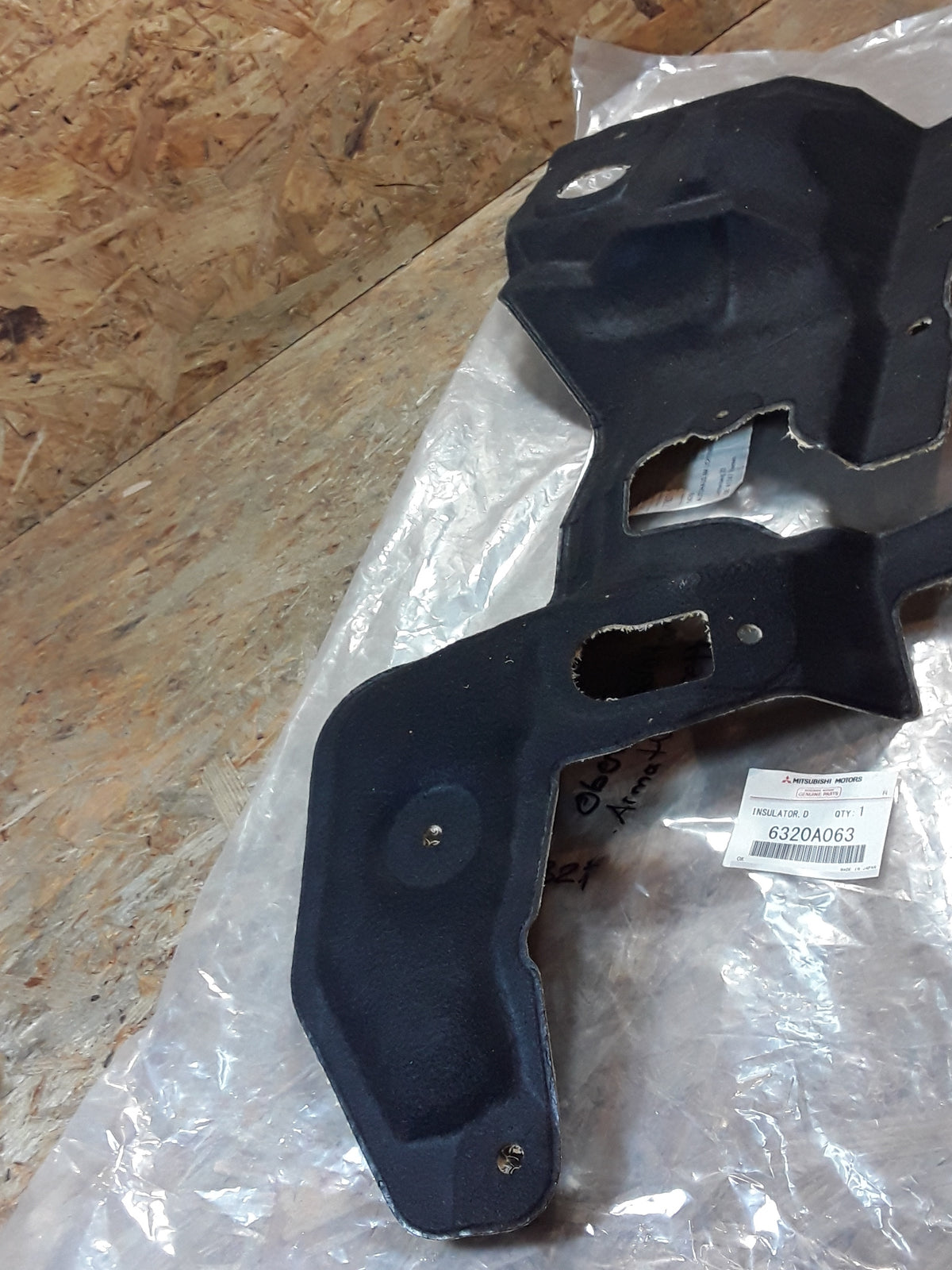 Mitsubishi Oberer Isolator an Armaturenbrett original Mitsubishi NEU