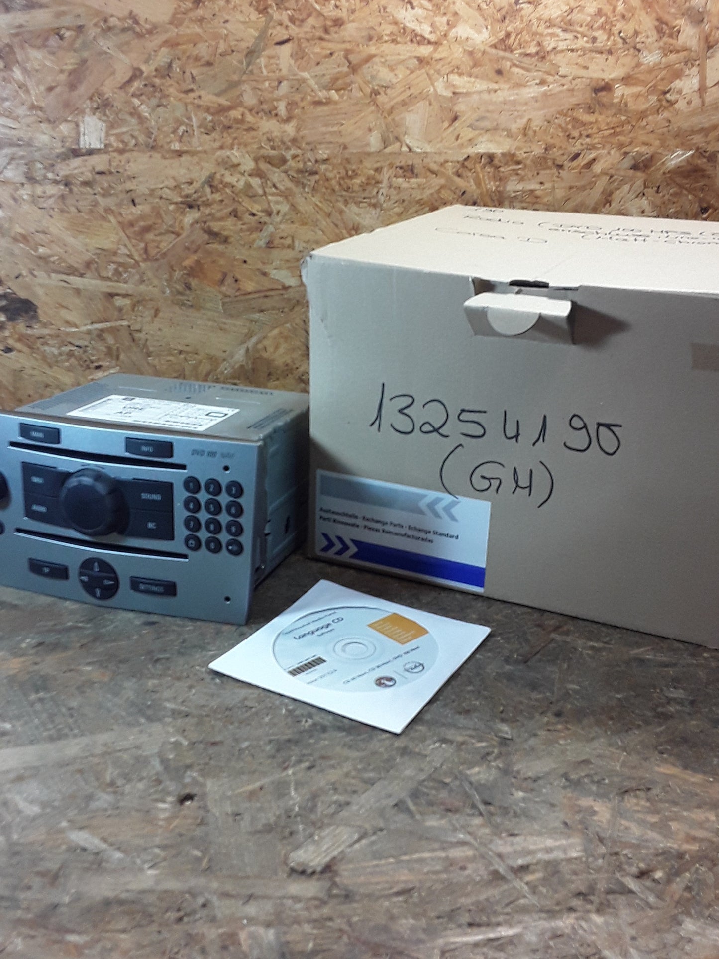 Corsa D Radio (DVD 100 MP3 (Zusatzanschluss, Line-in)) Matt-Chrom original GM NEU