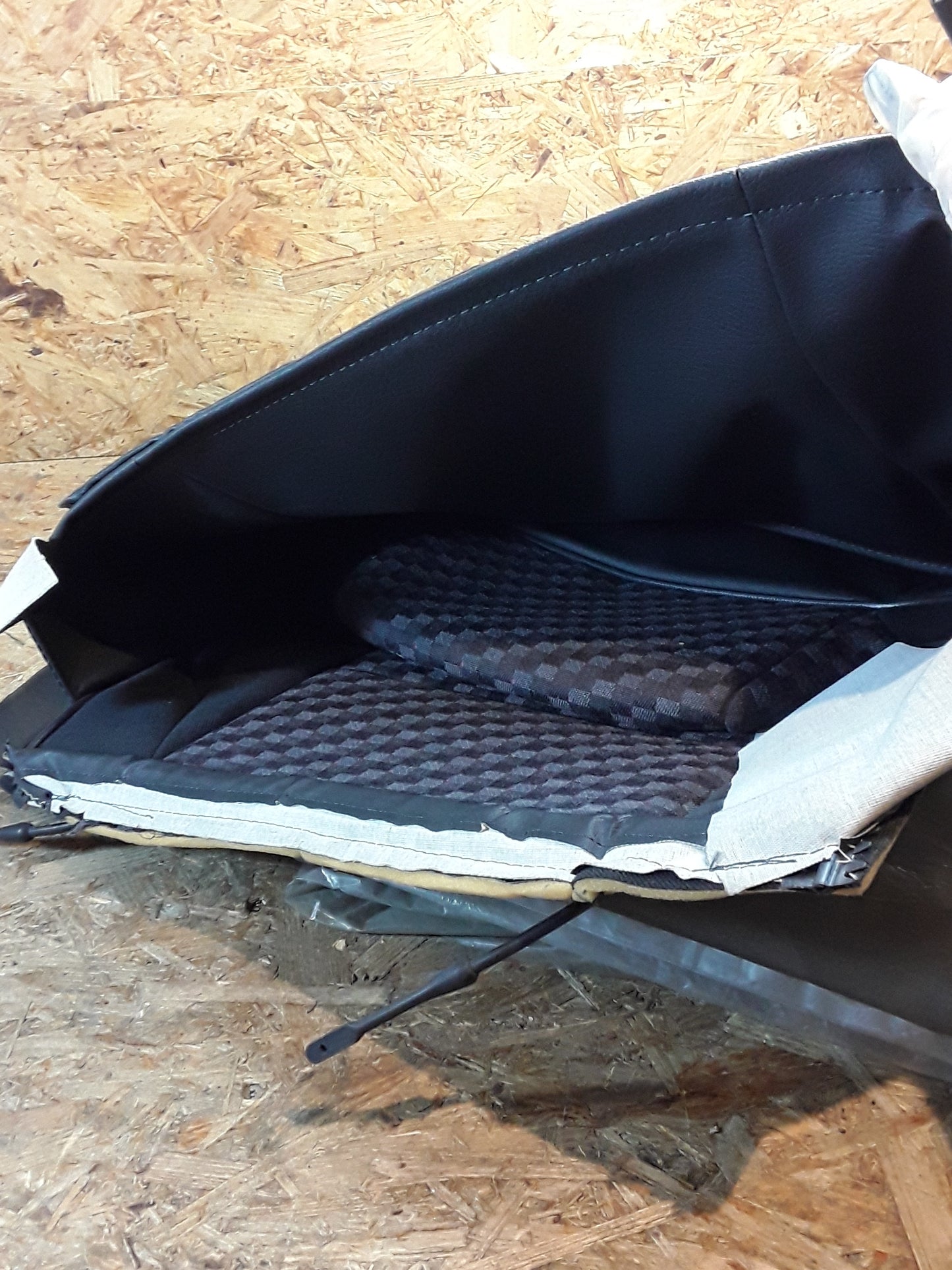 Mitsubishi Bezug vordere Rückenlehne,  links original Mitsubishi NEU