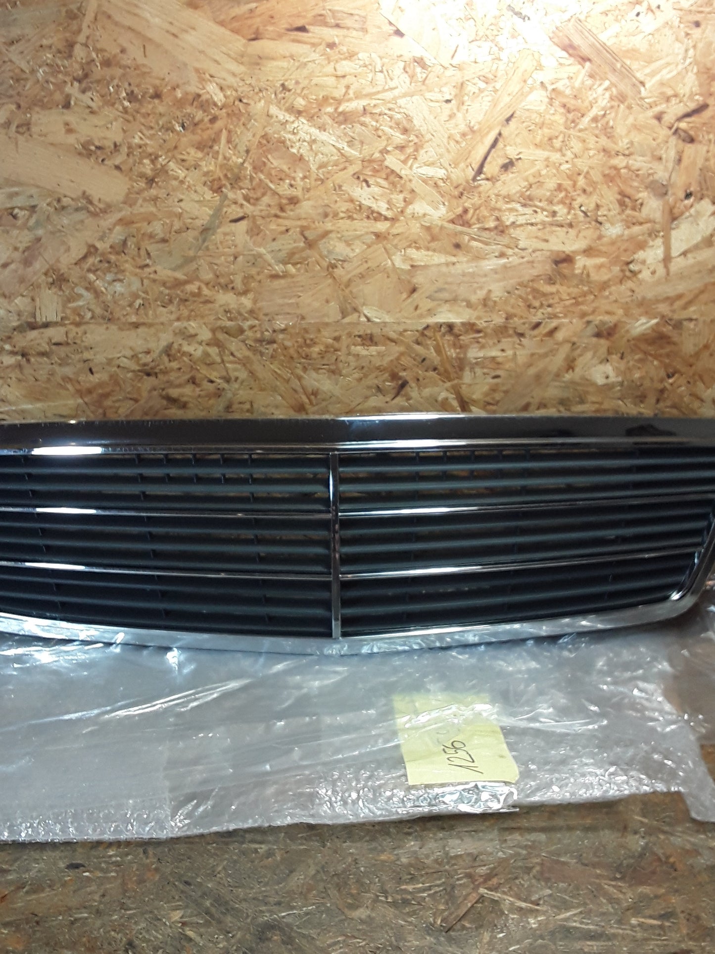 Mercedes-Benz C-Klasse (W202) Kühlergrill original Mercedes (mit leichten Kratzer) NEU
