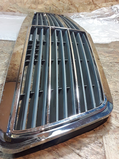 Mercedes-Benz C-Klasse (W202) Kühlergrill original Mercedes (mit leichten Kratzer) NEU