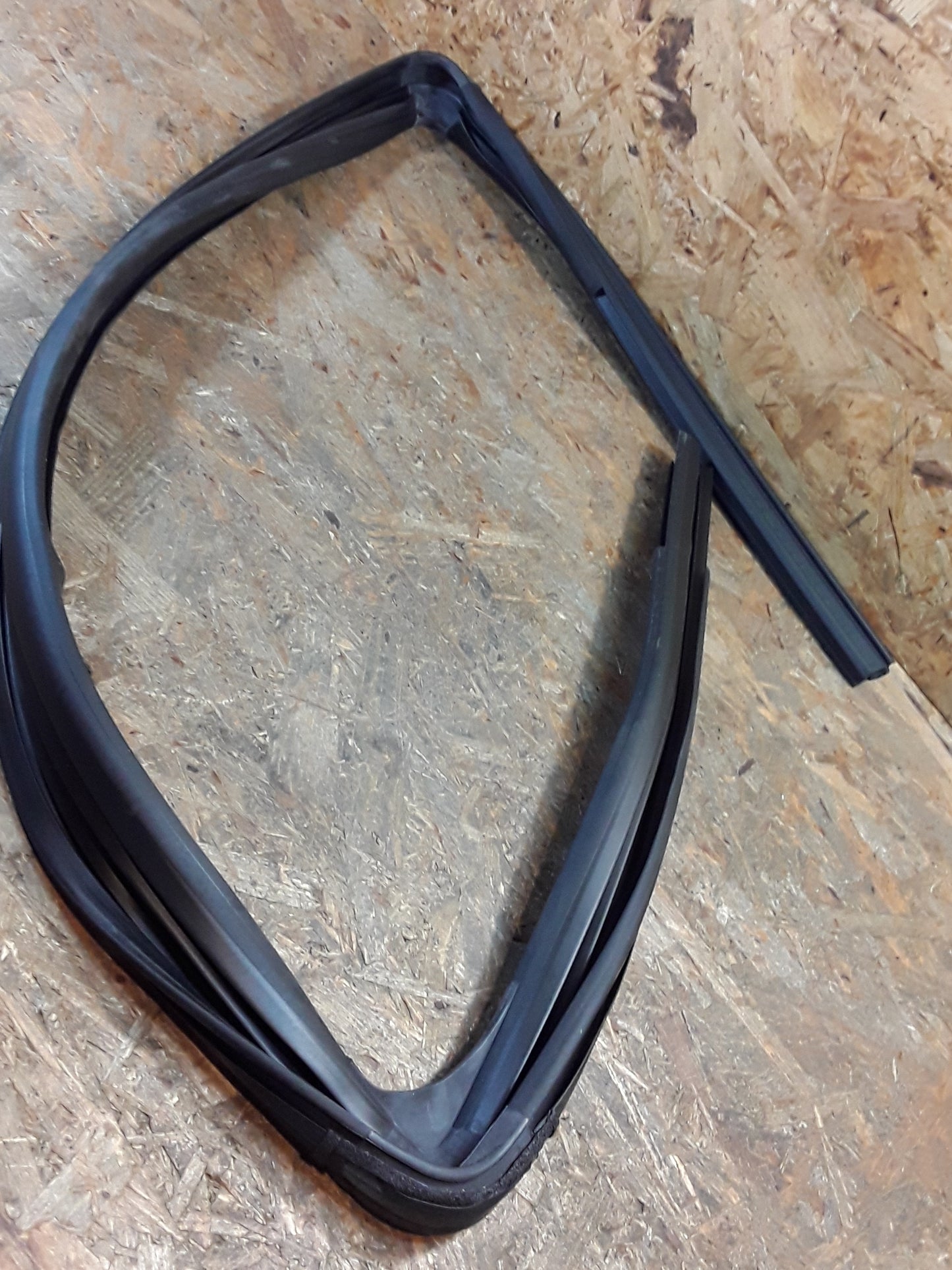 Chevrolet Sonic Vordertürfenster-Lauschienendichtungsstreifen rechts original GM NEU