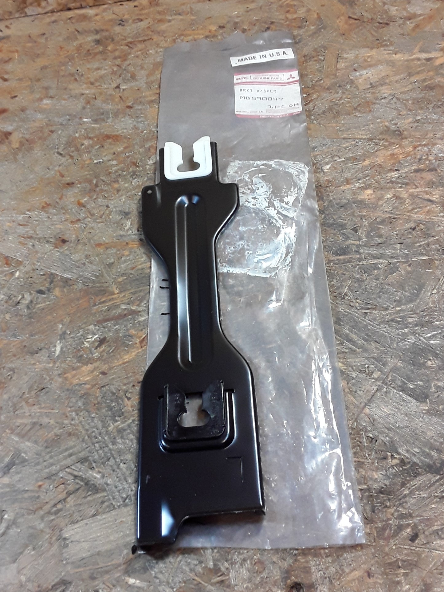 Mitsubishi Eclipse (D22A) Halterung Luftspoiler links original Mitsubishi NEU