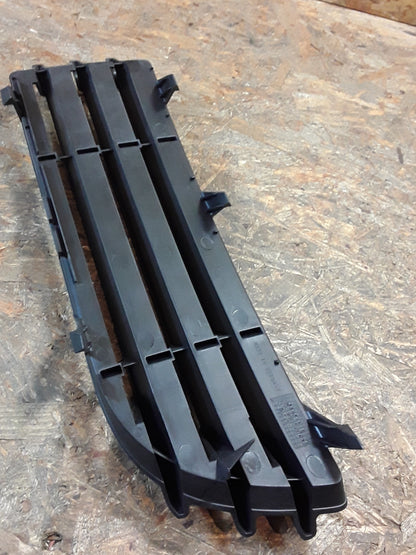 Mitsubishi Colt Z3 Grill an Stoßstange vorne rechts original Mitsubishi NEU
