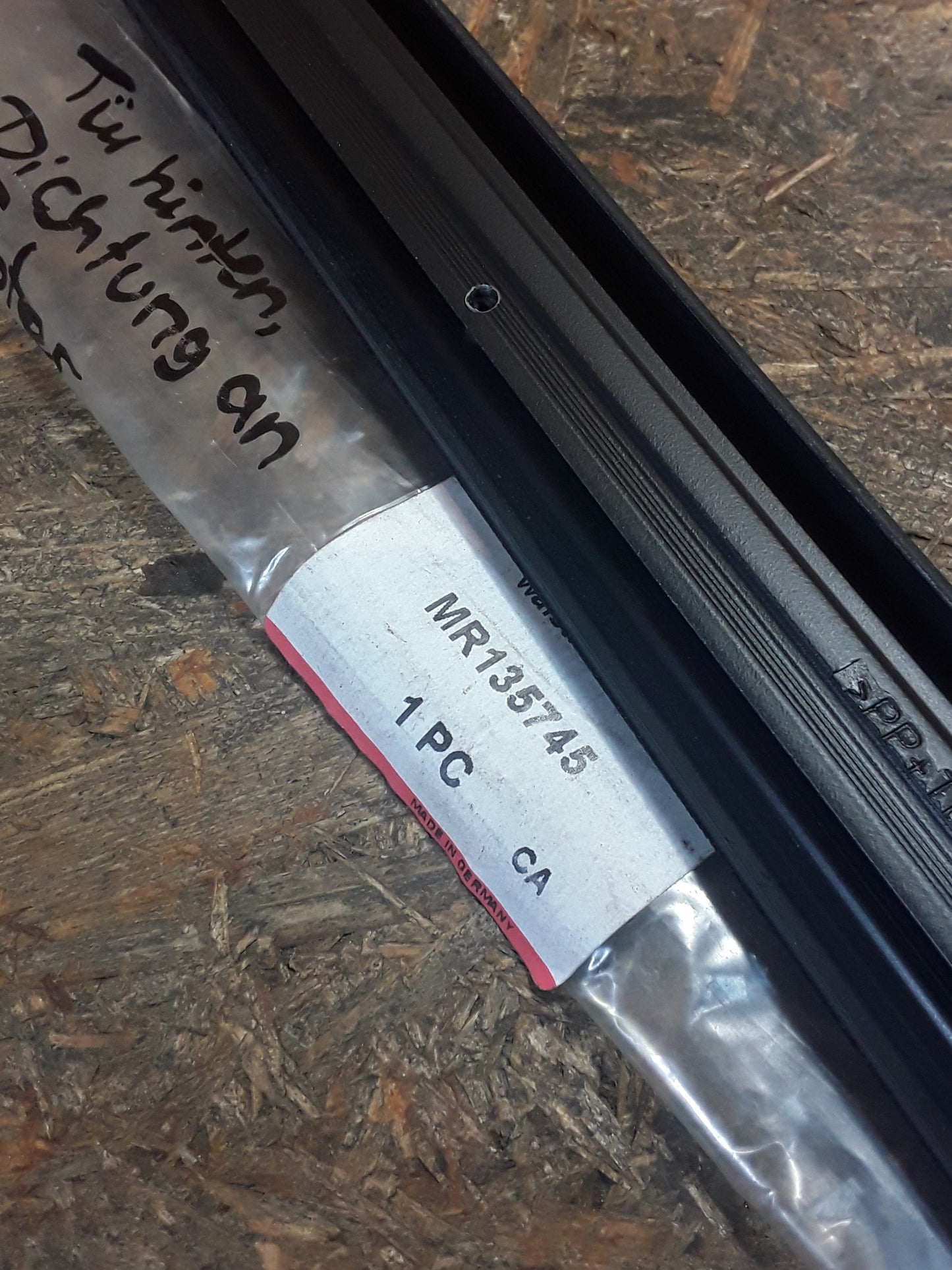 Mitsubishi Space Star Europe DG3A Tür hinten Dichtung an Fenster original Mitsubishi NEU