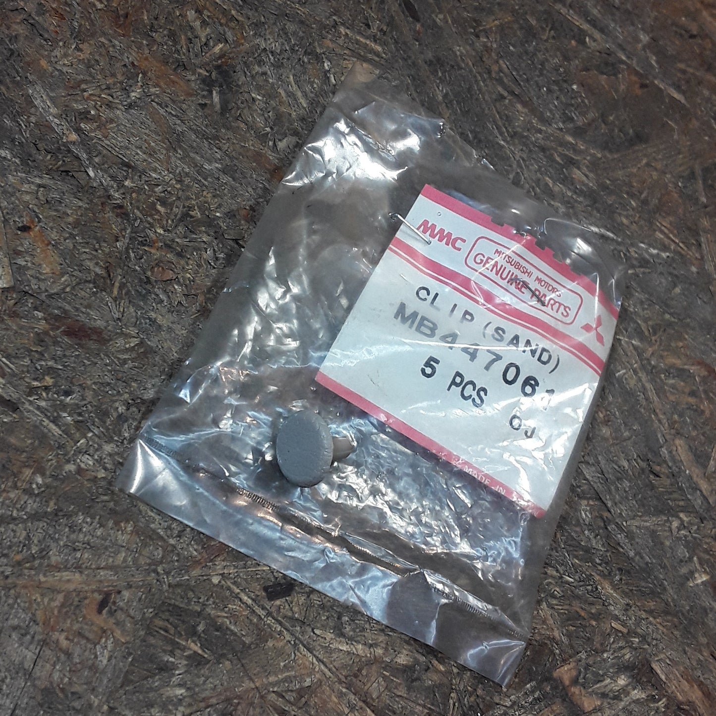 Mitsubishi Lancer C14A, Bj 84-88 Clip Türverkleidung vorne original Mitsubishi NEU