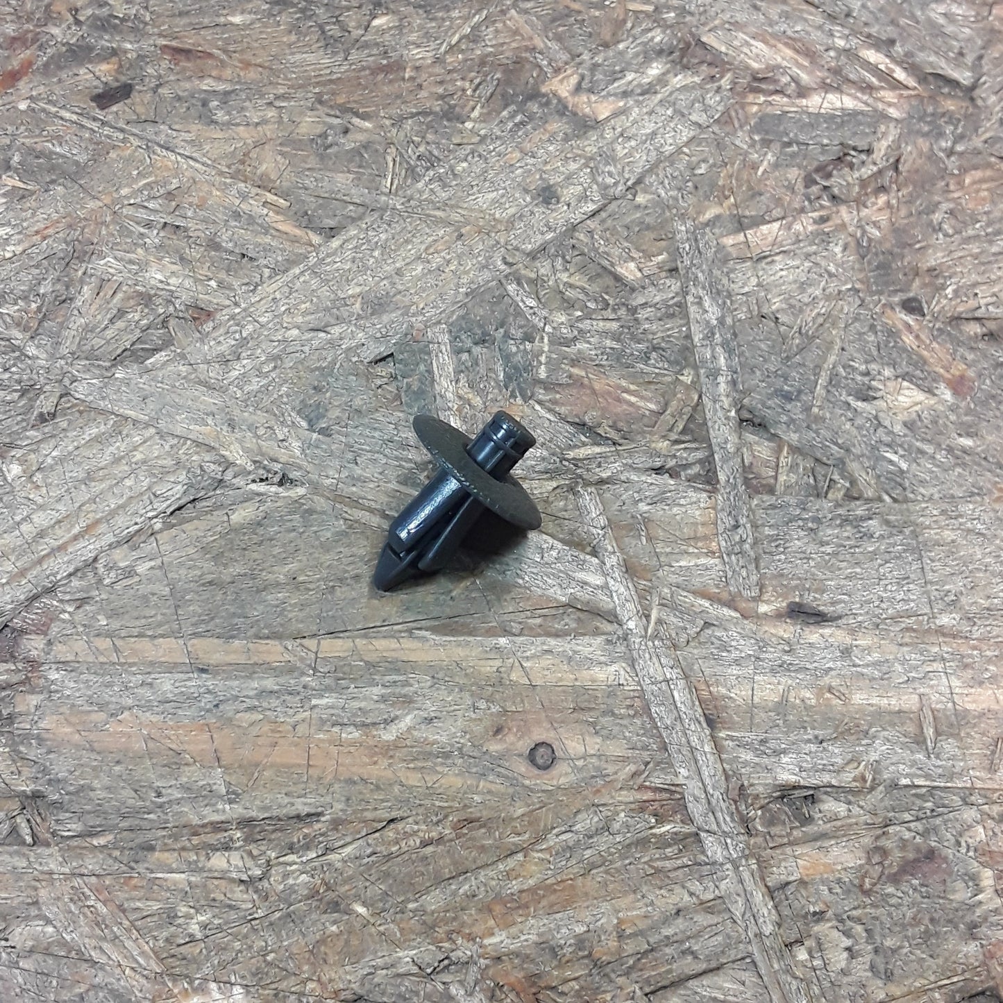 Mitsubishi Chariot Clip Heckklappenverkleidung original Mitsubishi NEU
