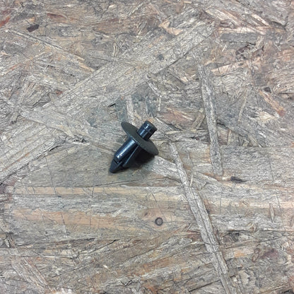 Mitsubishi Chariot Clip Heckklappenverkleidung original Mitsubishi NEU
