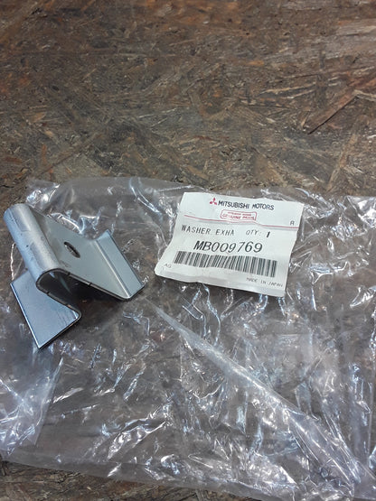 Mitsubishi L300/Delica ll Minibus / Mitsubishi Pajero/ Shogun l (L040) (weitere in Beschreibung) Halter Abgasanlage original Mitsubishi NEU