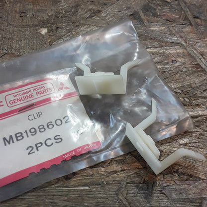 Mitsubishi Clip an Zierleiste original Mitsubishi NEU