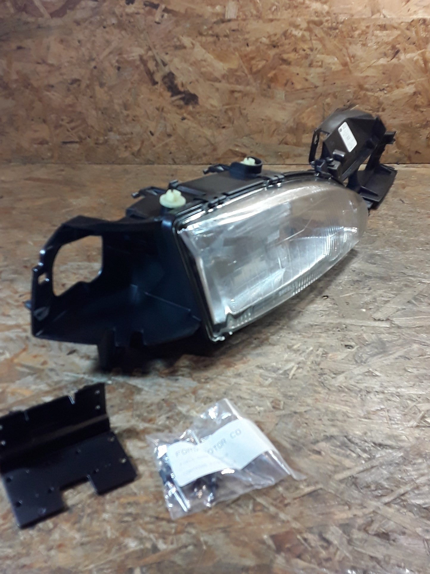 Ford Mondeo Bj 93-96 Hauptscheinwerfer rechts original Ford NEU