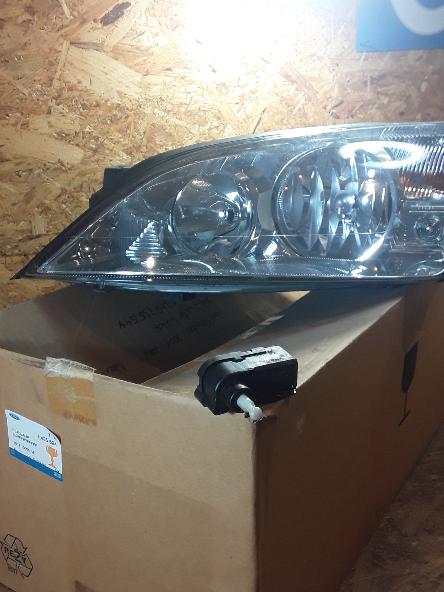 Ford Mondeo Bj 01-06 Scheinwerfer links original Ford NEU