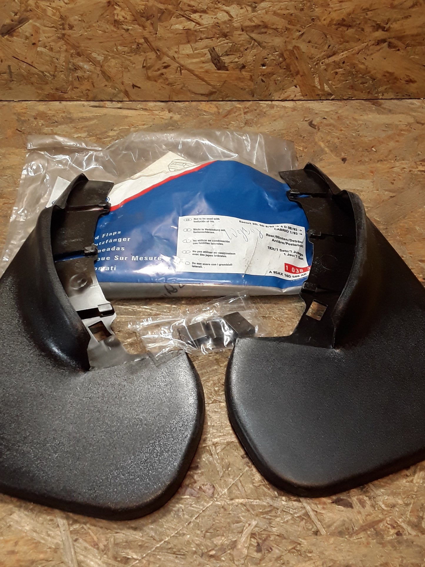 Ford Escort 3D,5D 8.92- 4D 08.93/ Cabrio 01.93 Schmutzfänger hinten original Ford NEU