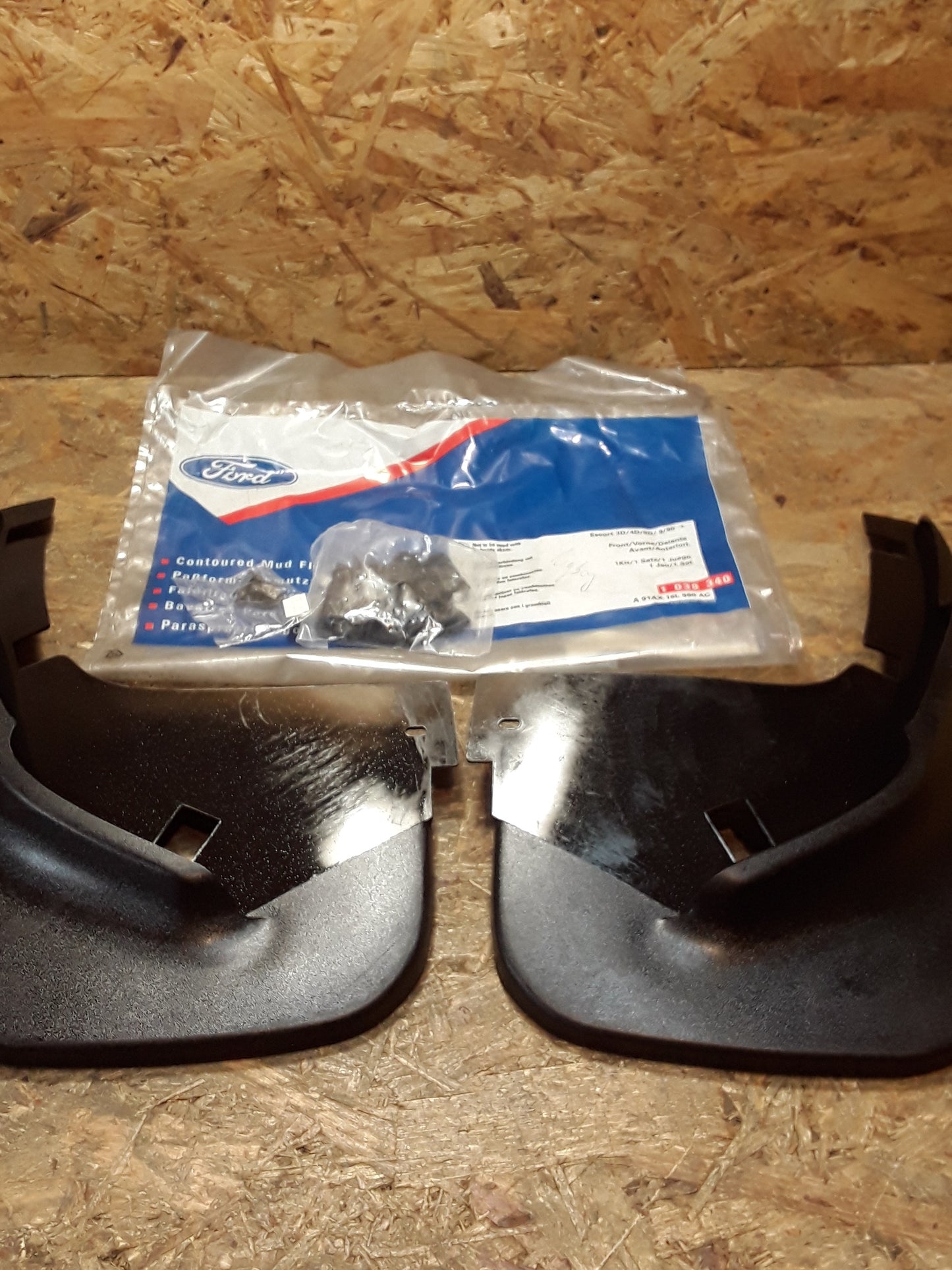 Ford Escort Bj 90-95 Schmutzfänger vorne original Ford NEU