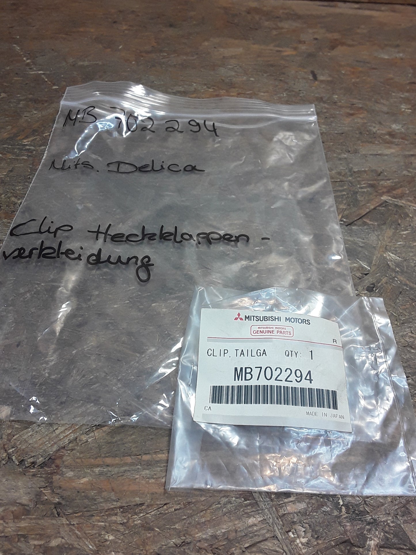 Mitsubishi Delica Clip Heckklappenverkleidung original Mitsubishi NEU