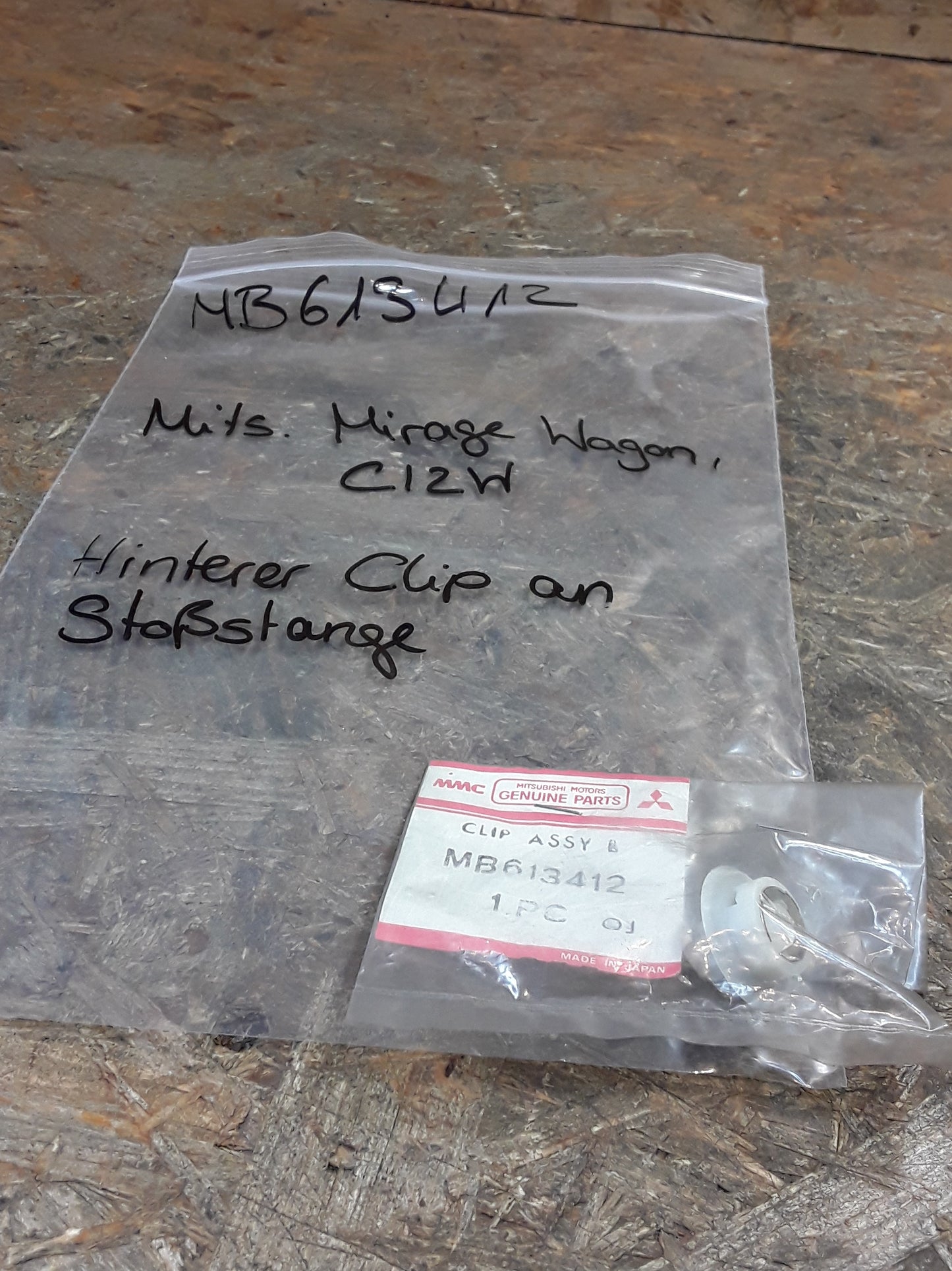 Mitsubishi Mirage Wagon C12W hinterer Clip an Stoßstange original Mitsubishi NEU