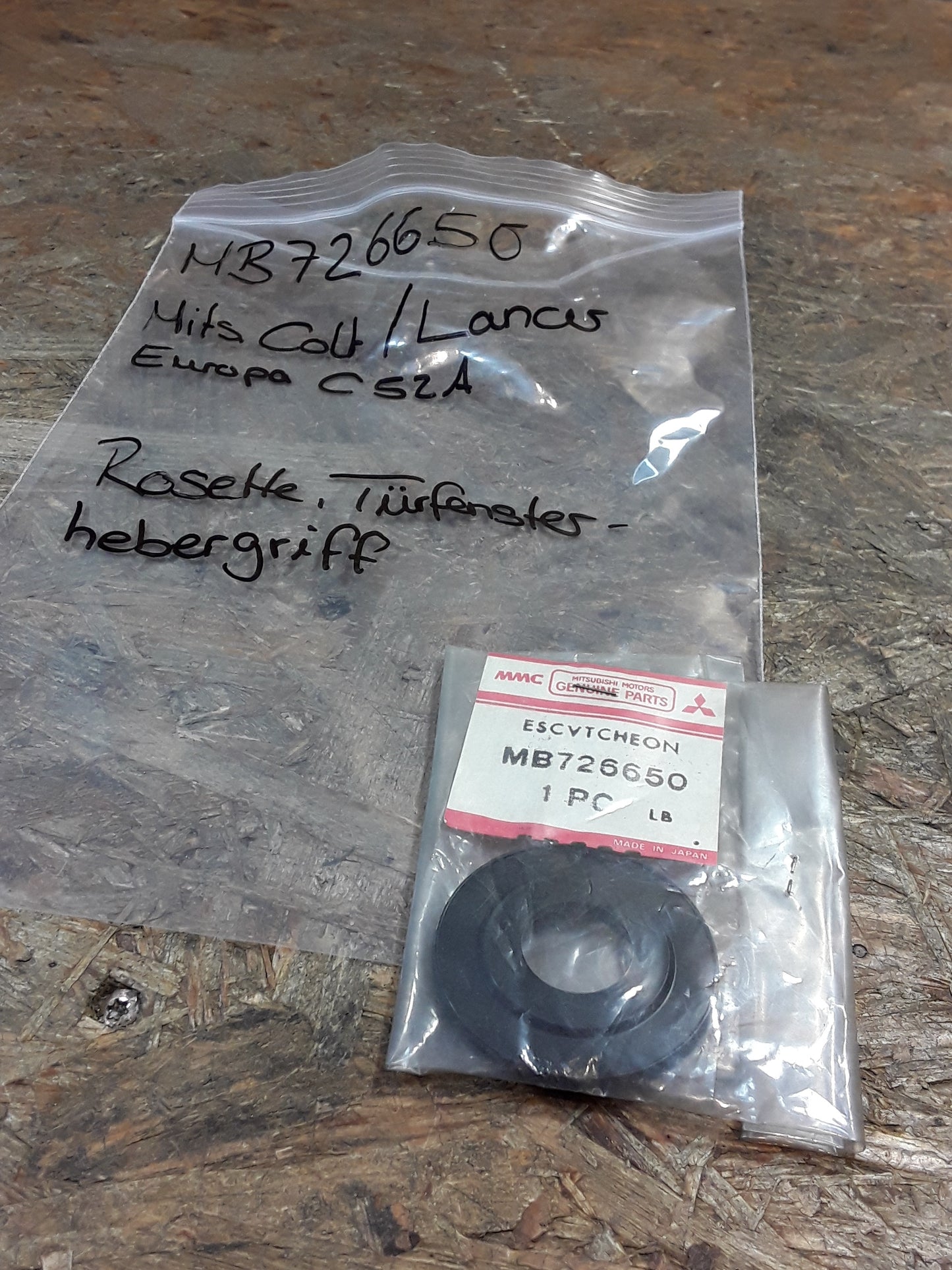 Mitsubishi Lancer Europa C52A/ Colt Rosette Türfensterhebergriff original Mitsubishi NEU